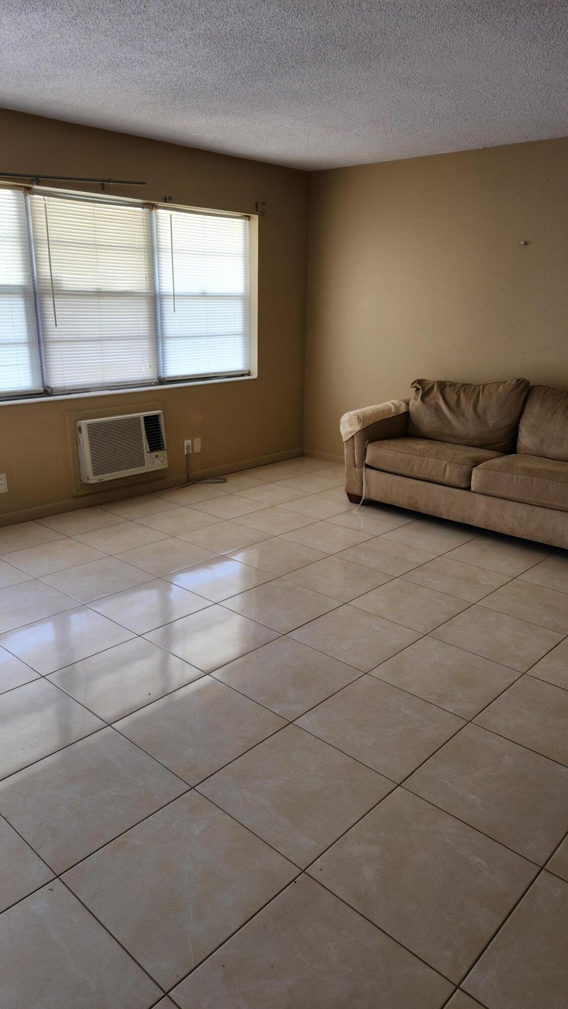 102 Andover D Property Photo 5