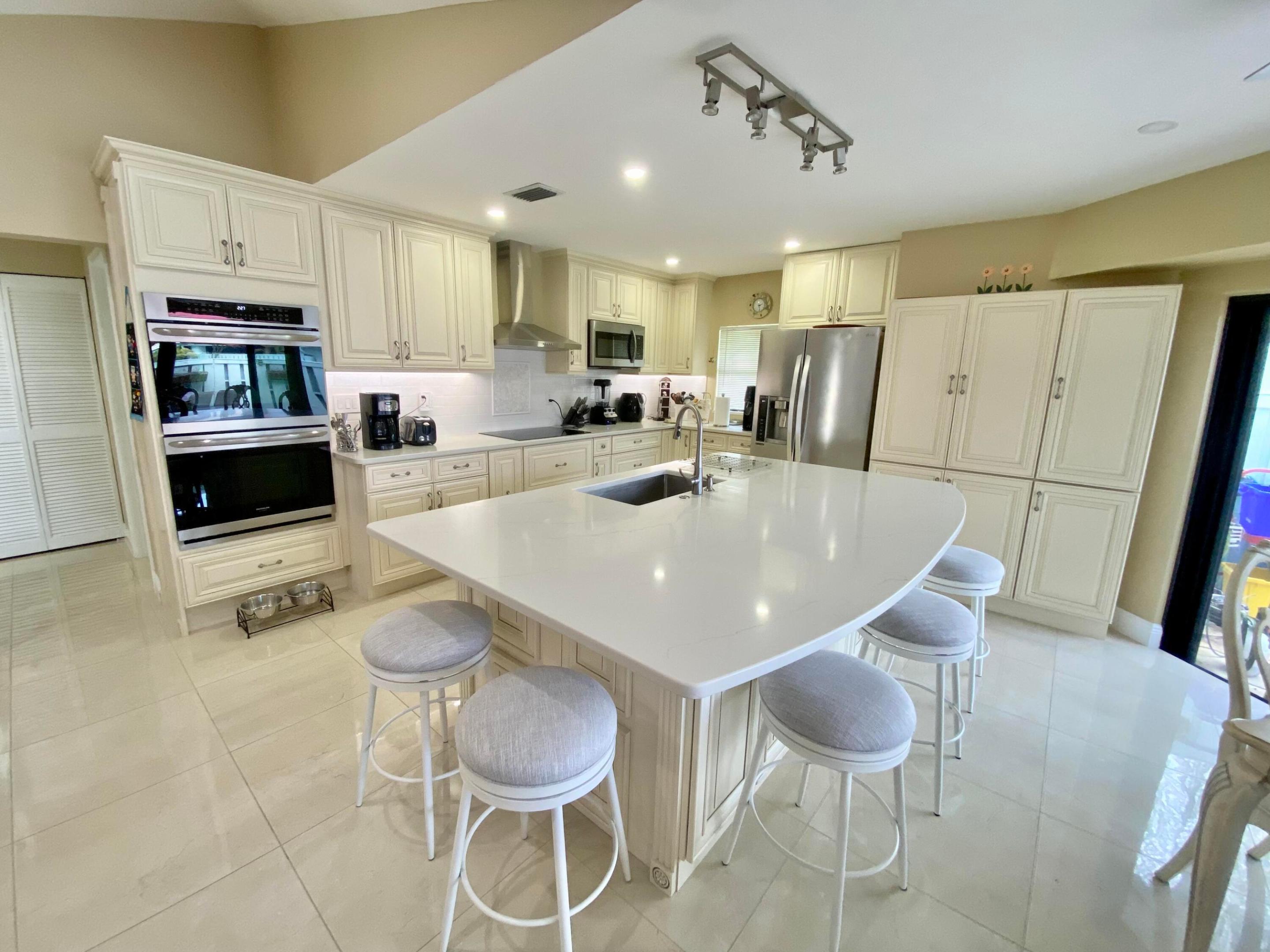1127 E Seminole Avenue 13d Property Photo 1