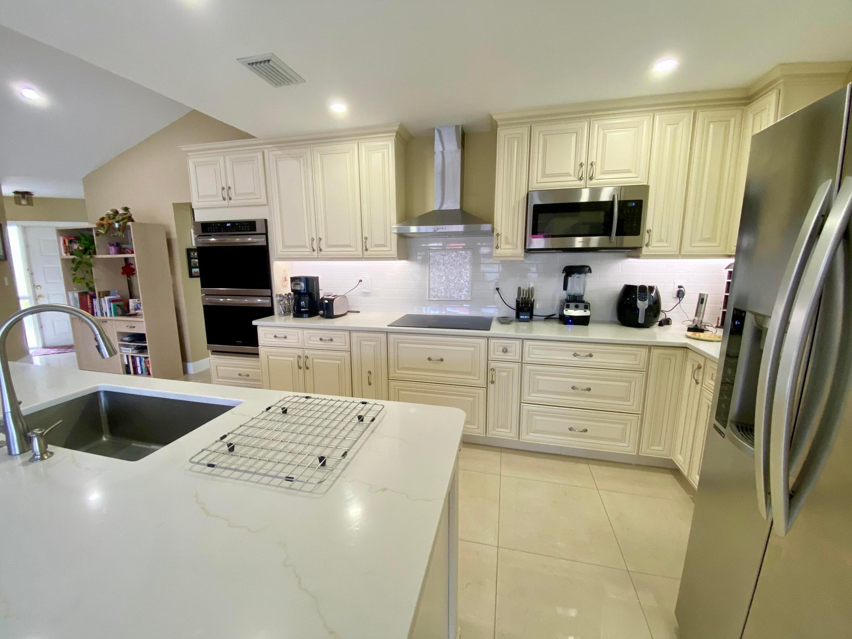 1127 E Seminole Avenue 13d Property Photo 3