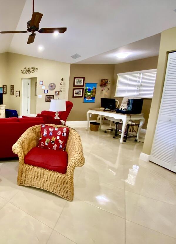 1127 E Seminole Avenue 13d Property Photo 6