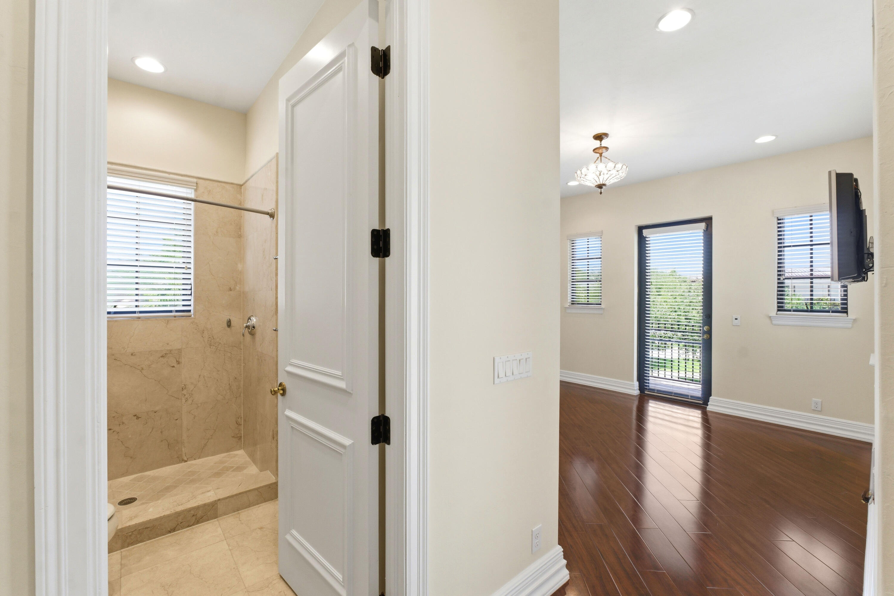 8289 Emerald Avenue Property Photo 23