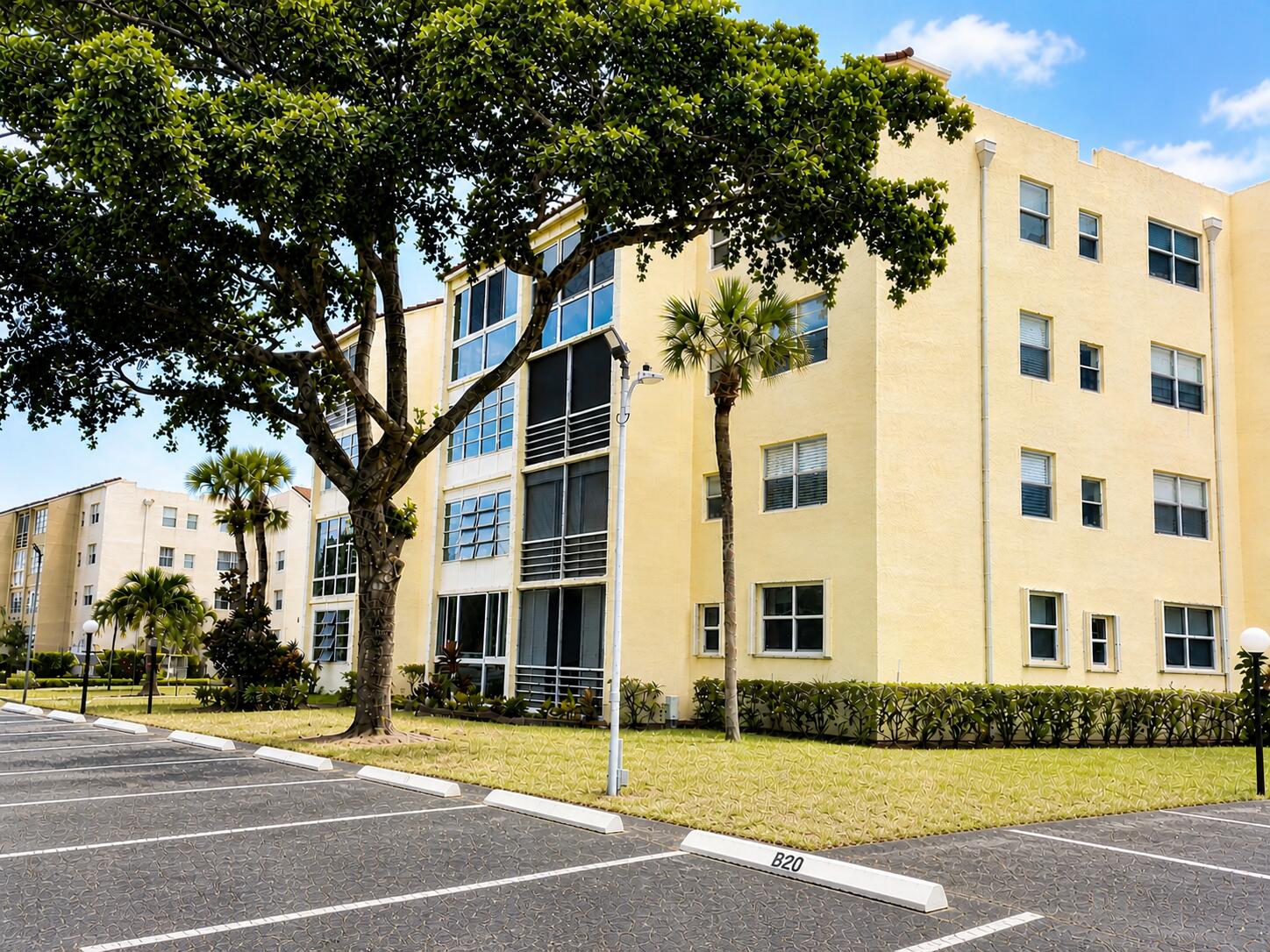 2831 Somerset Drive 305