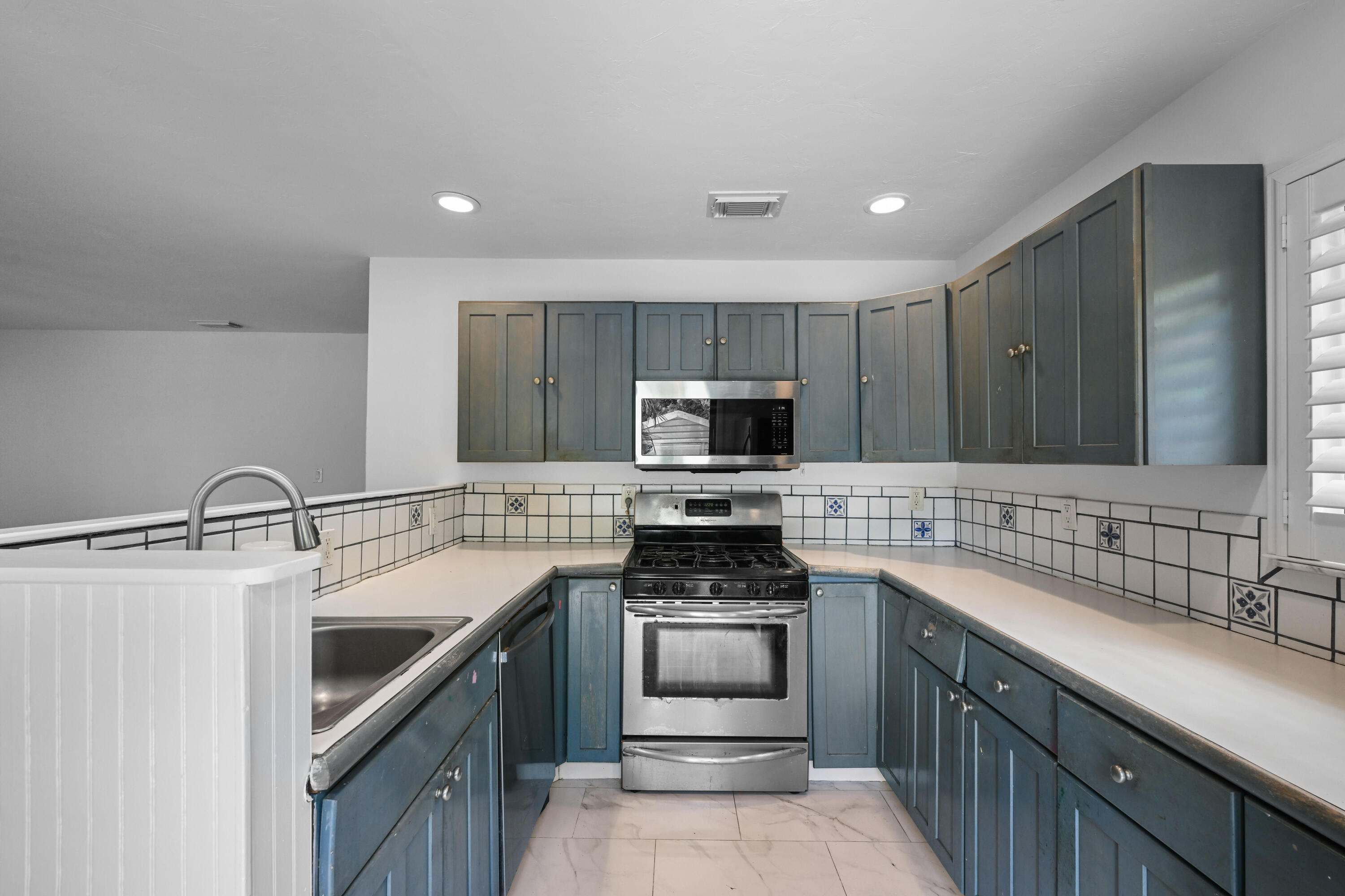 1915 Lake Avenue Property Photo 10
