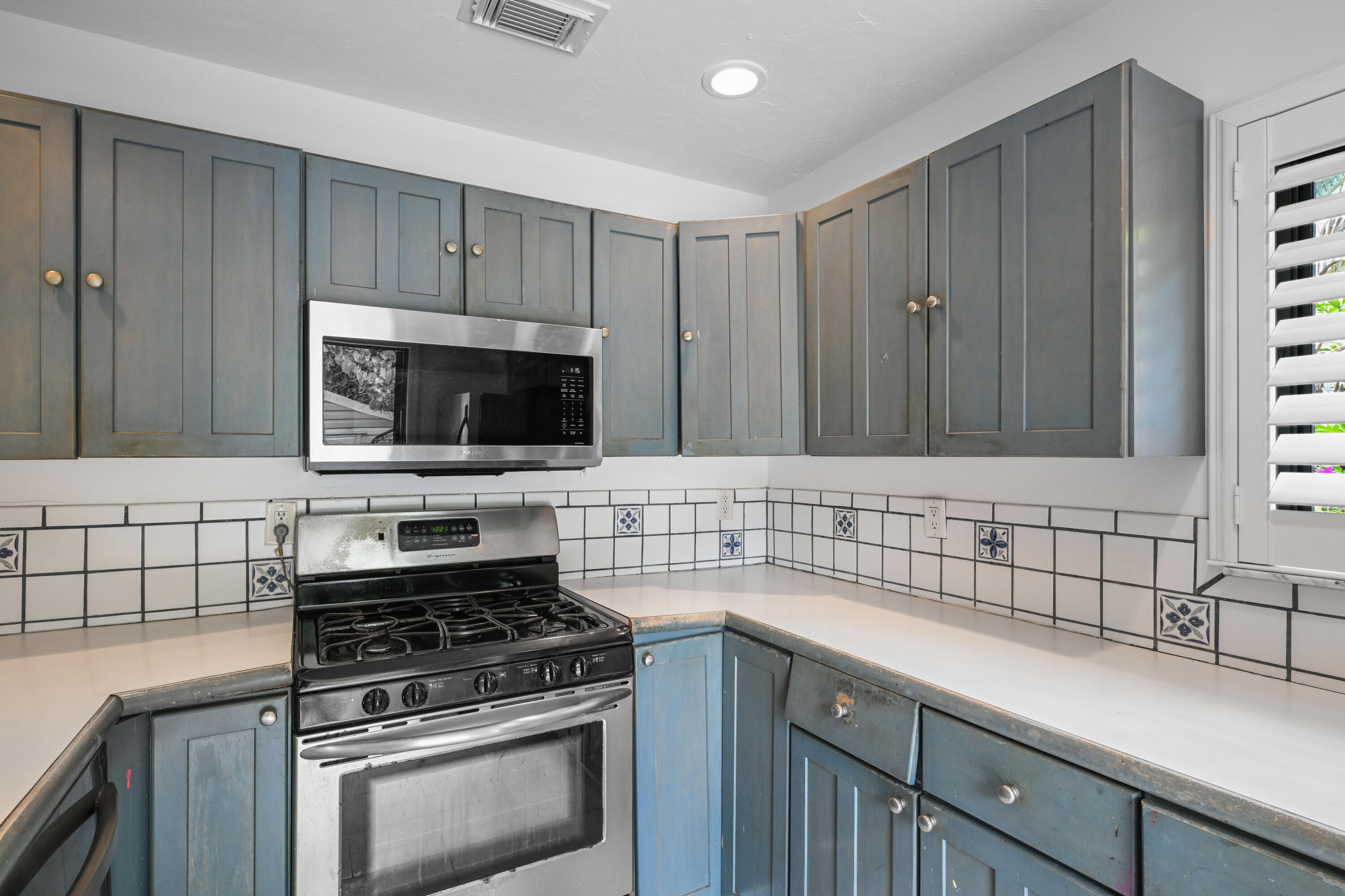 1915 Lake Avenue Property Photo 12