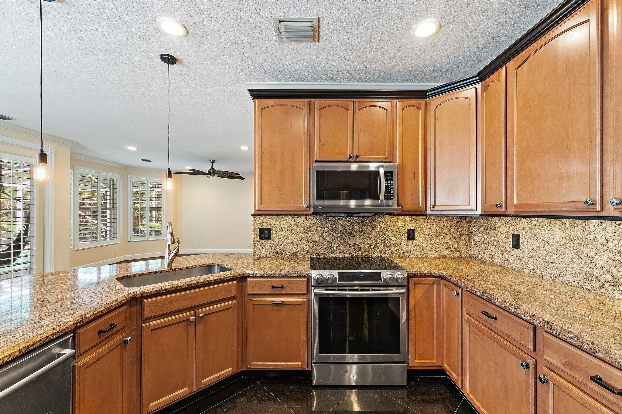 1138 Sw Lighthouse Drive Property Photo 22