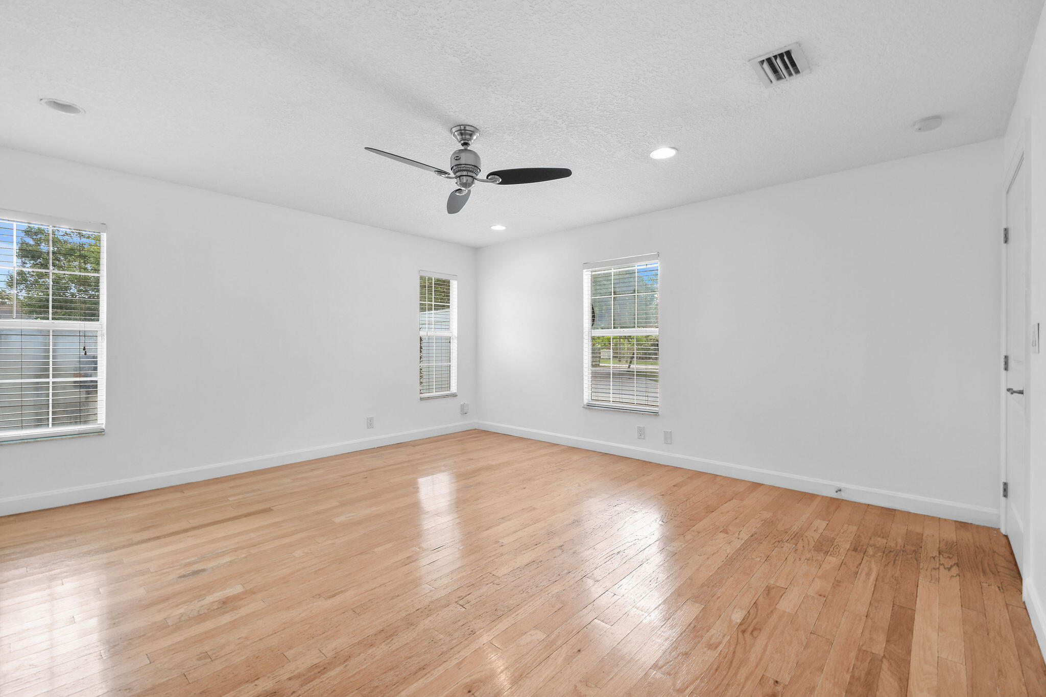16582 Mellen Lane Property Photo 6