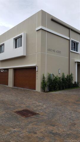 682 Ne 43rd Street Property Photo 23