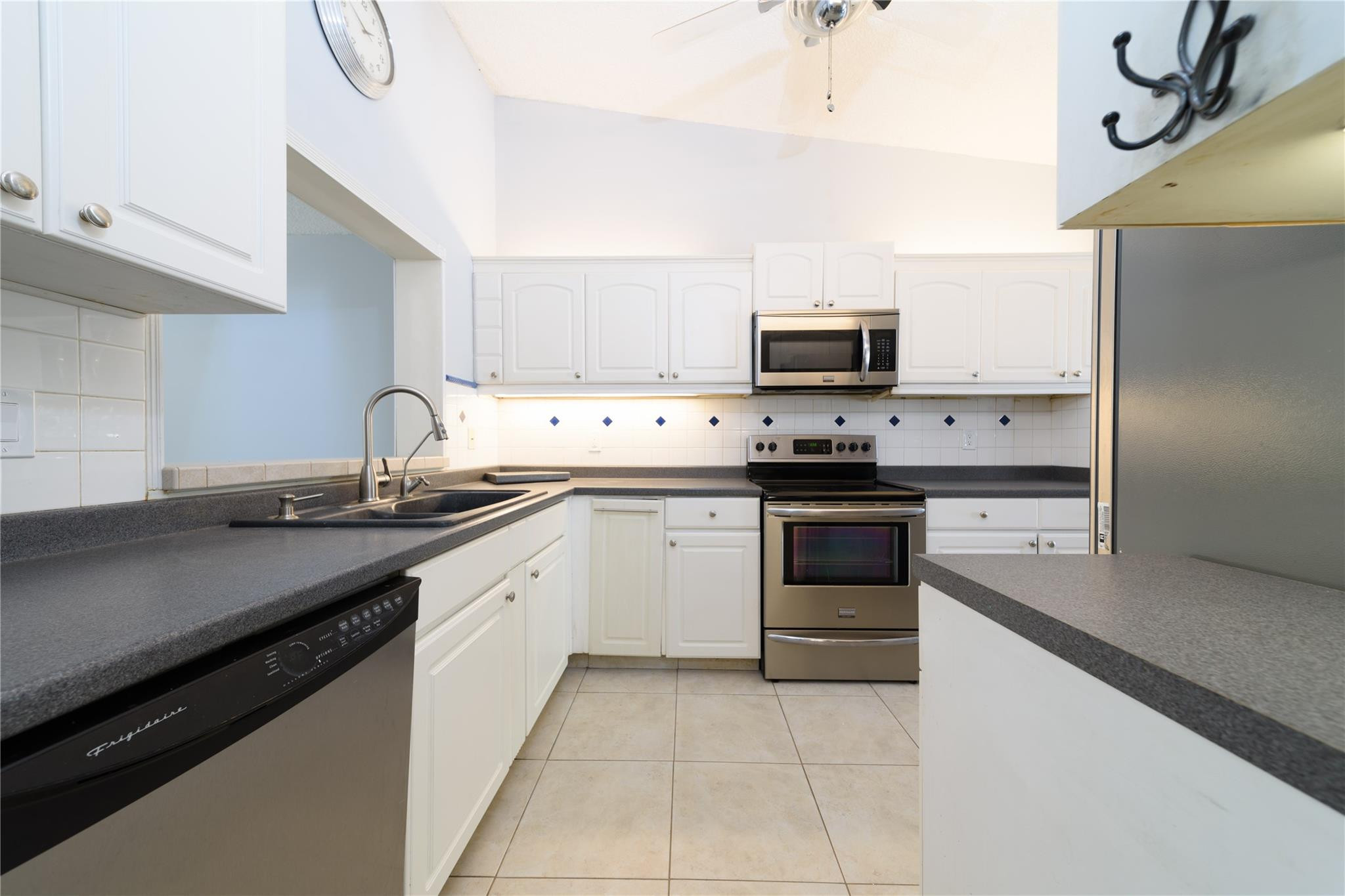 6680 Canary Palm Circle Property Photo 11