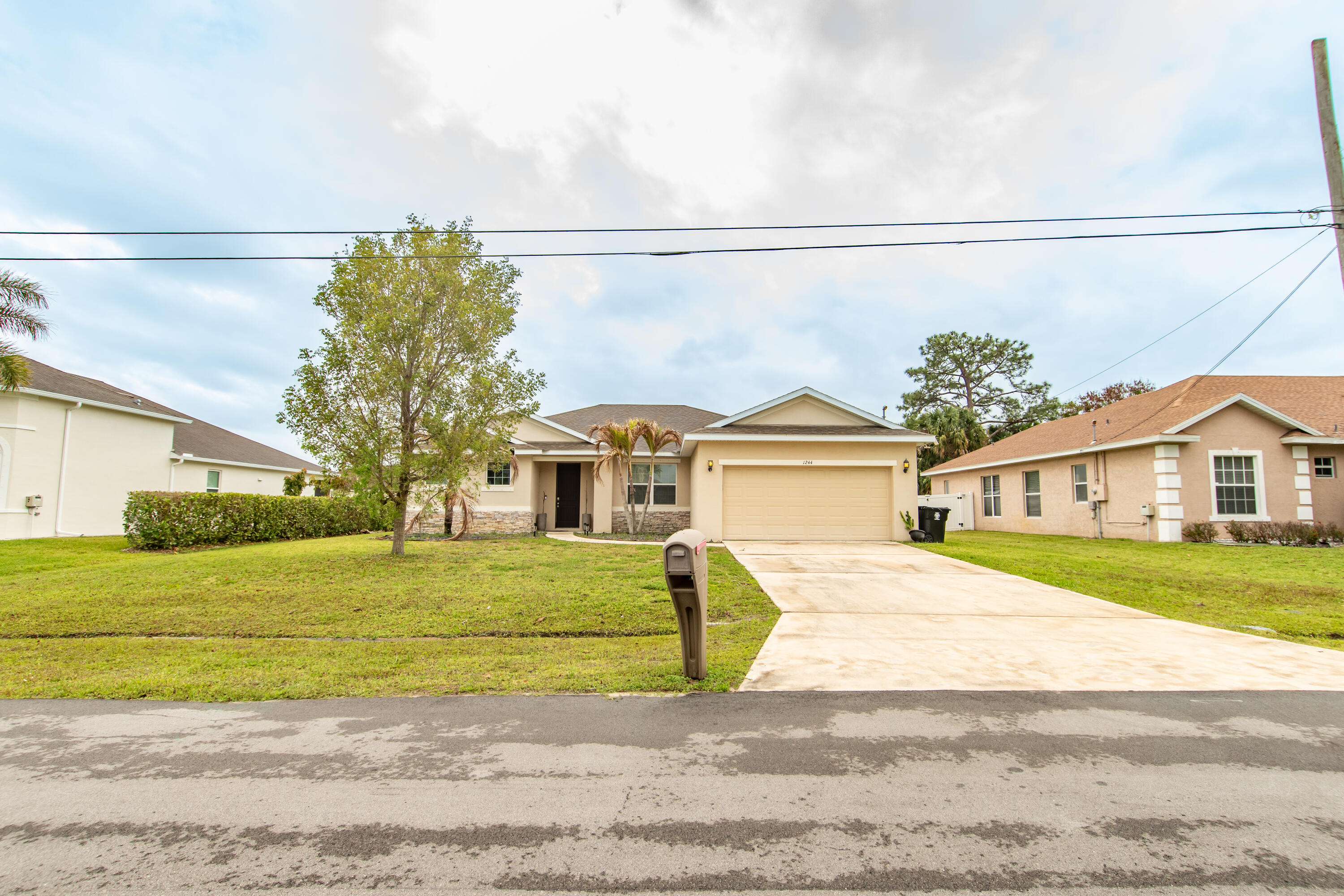 1244 Sw Ermine Avenue Property Photo 1