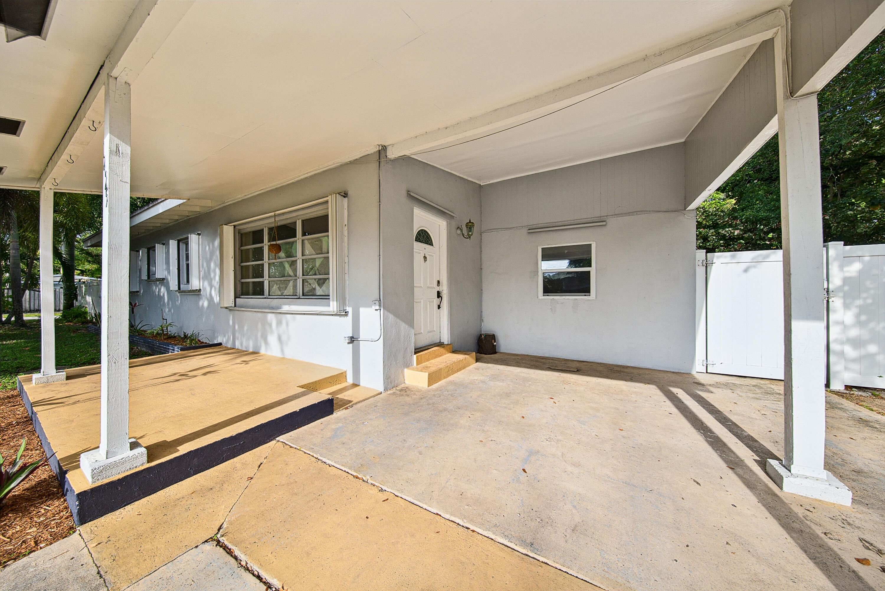 1425 Sw 19th Avenue Property Photo 2