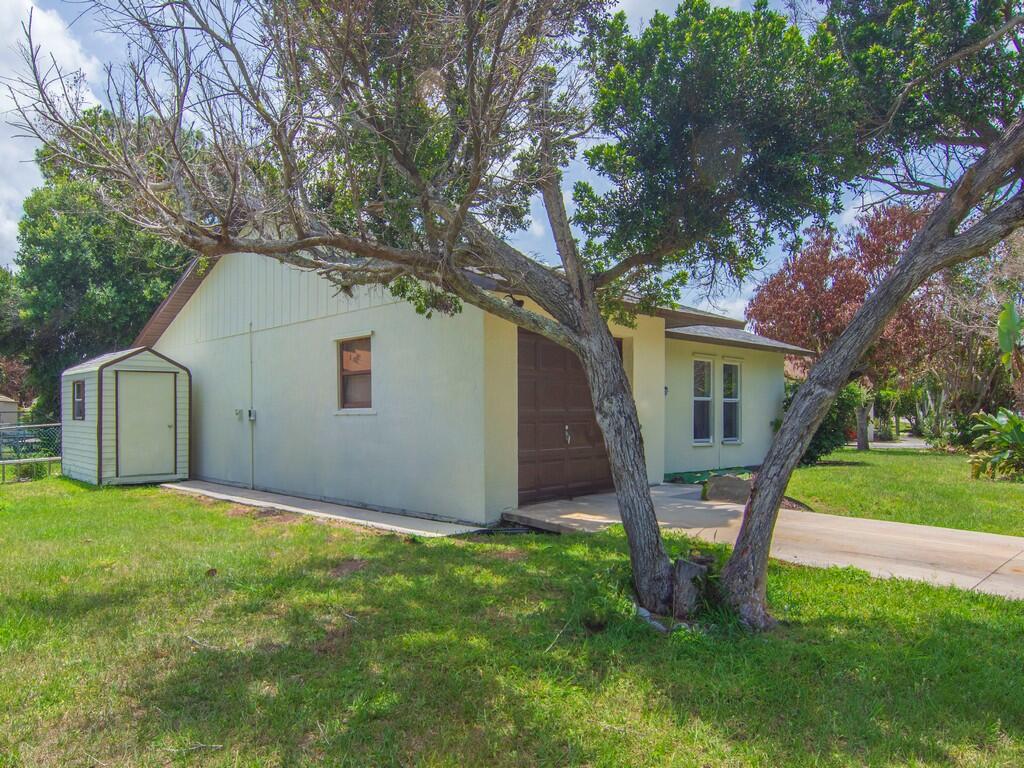 4065 46th Lane Property Photo 3