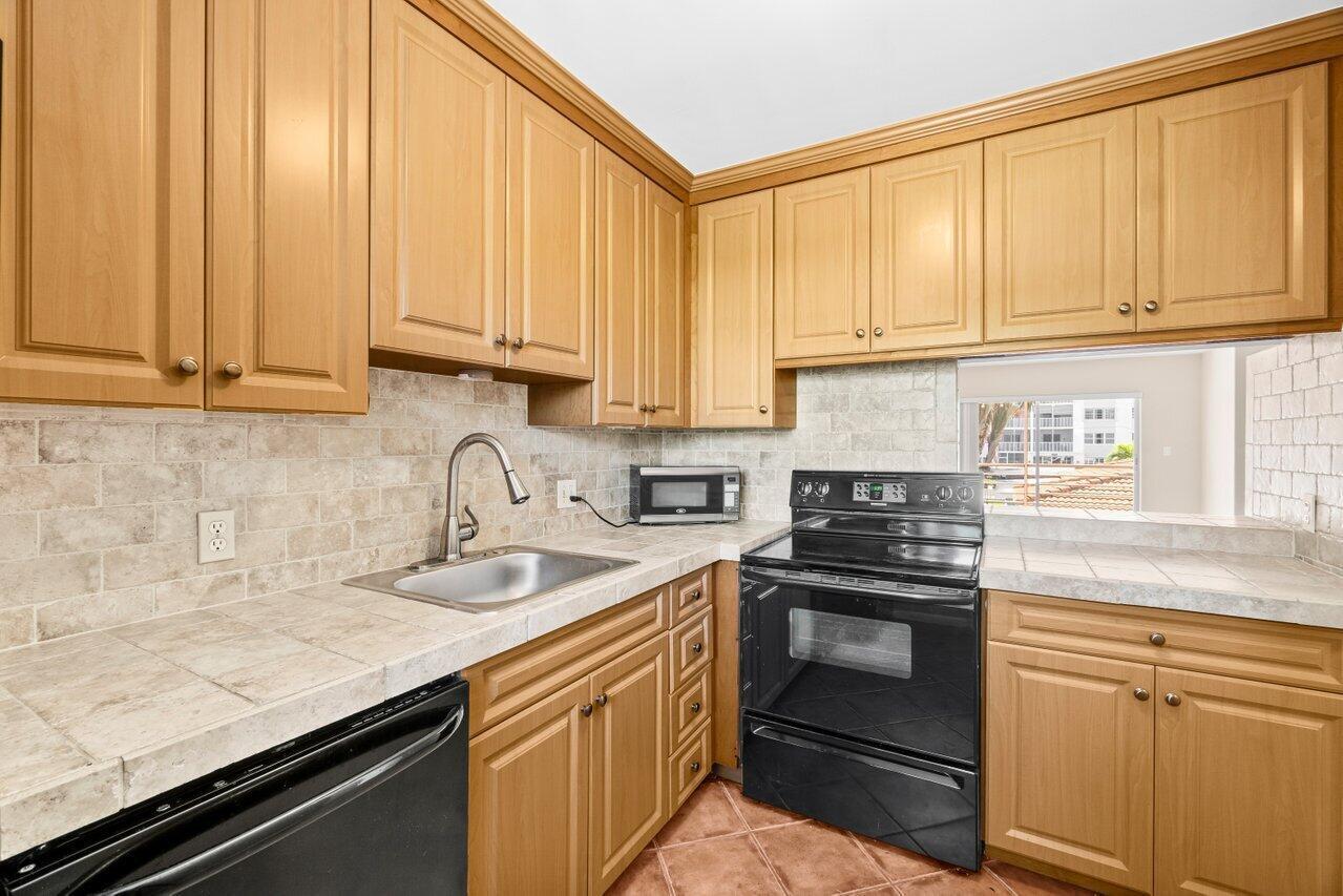 1430 S Lakeside Drive 22 Property Photo 5
