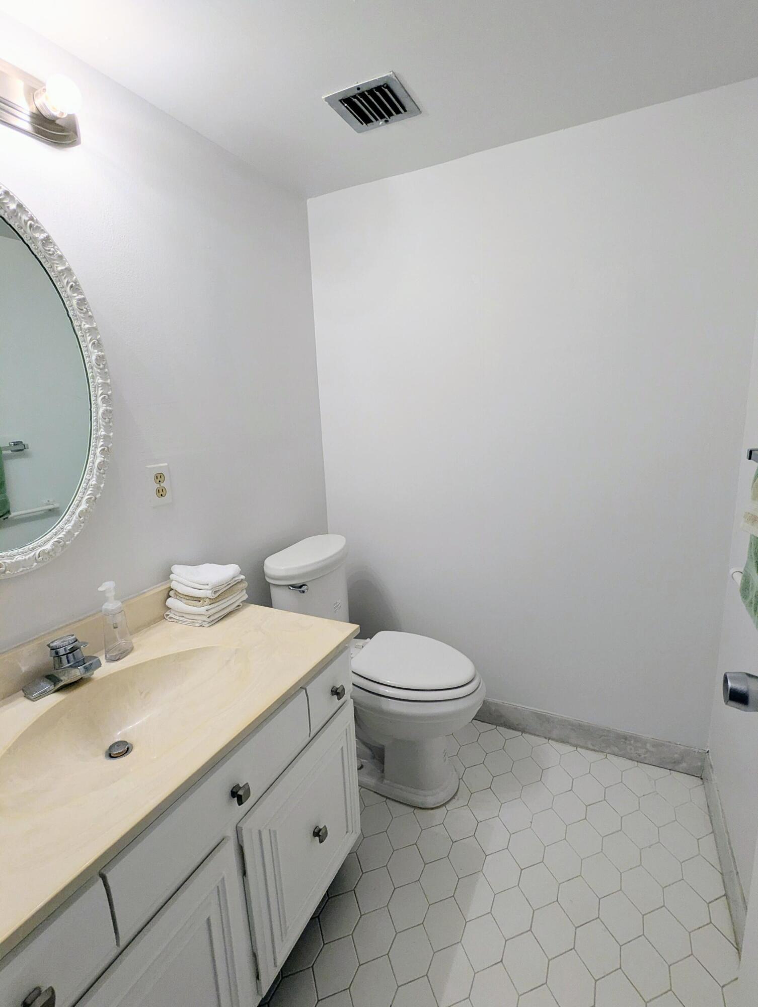2425 Presidential Way 1905 Property Photo 14
