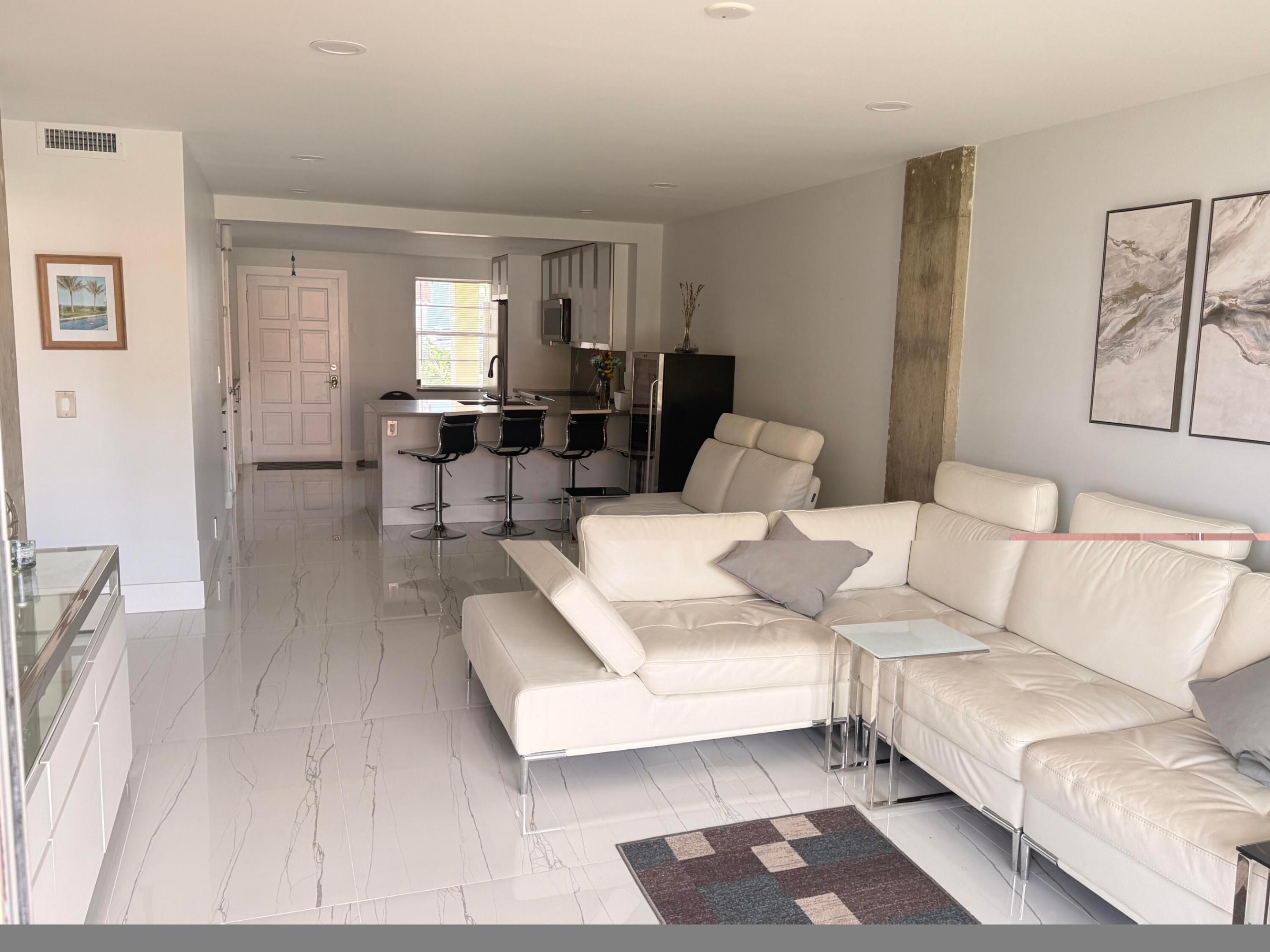 105 Paradise Harbour Boulevard 108 Property Photo 4