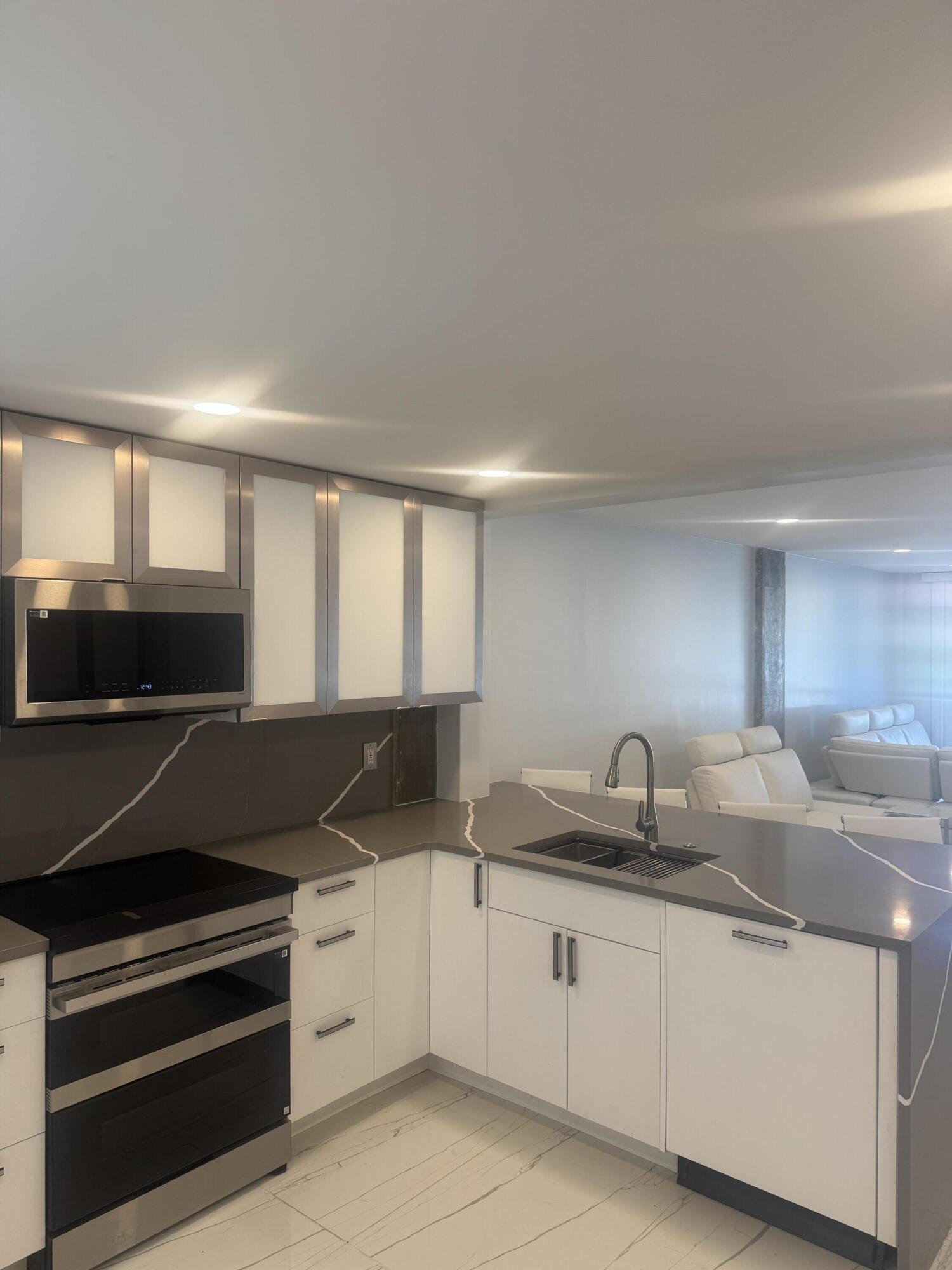 105 Paradise Harbour Boulevard 108 Property Photo 12