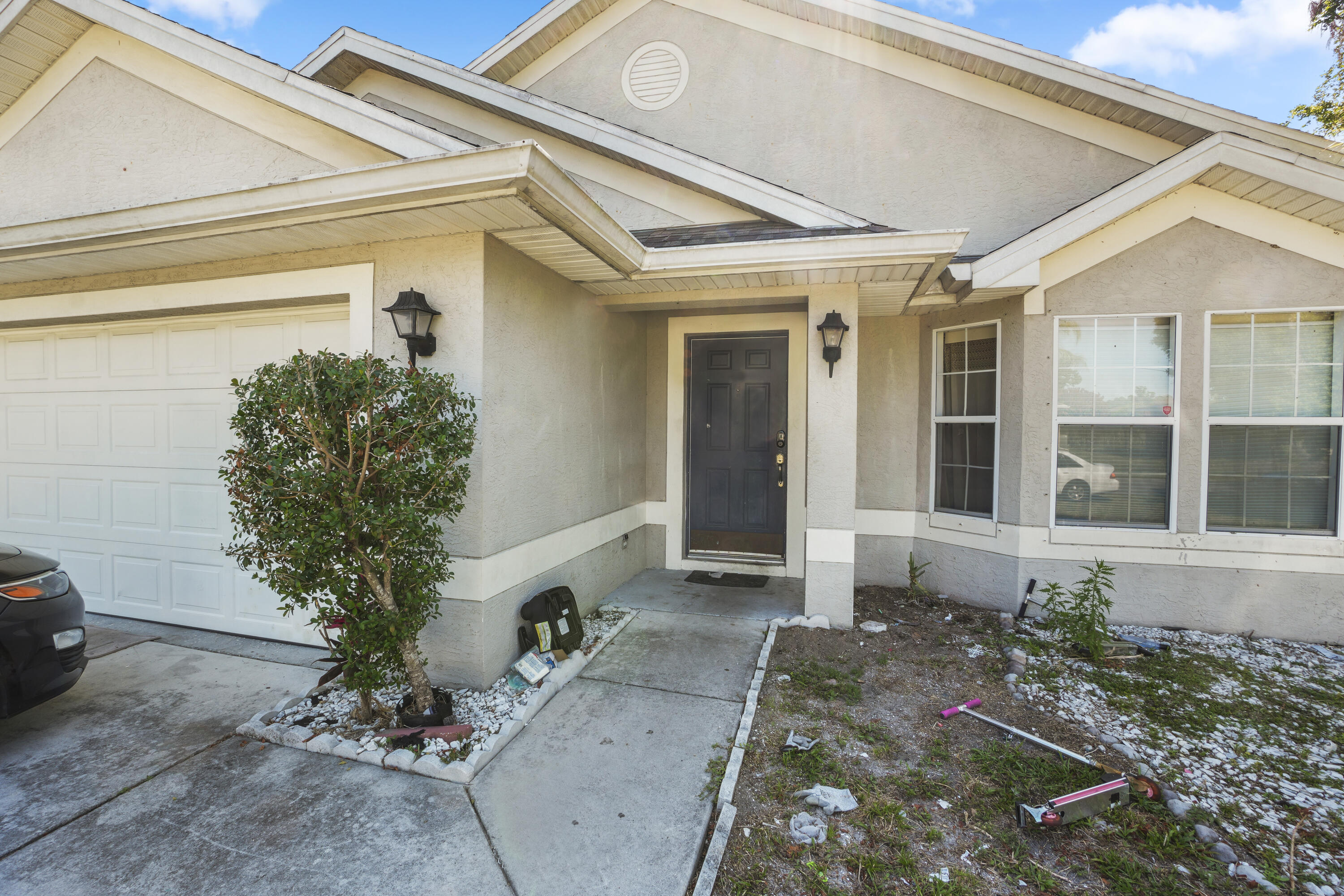 609 Nw Cardinal Drive Property Photo 2