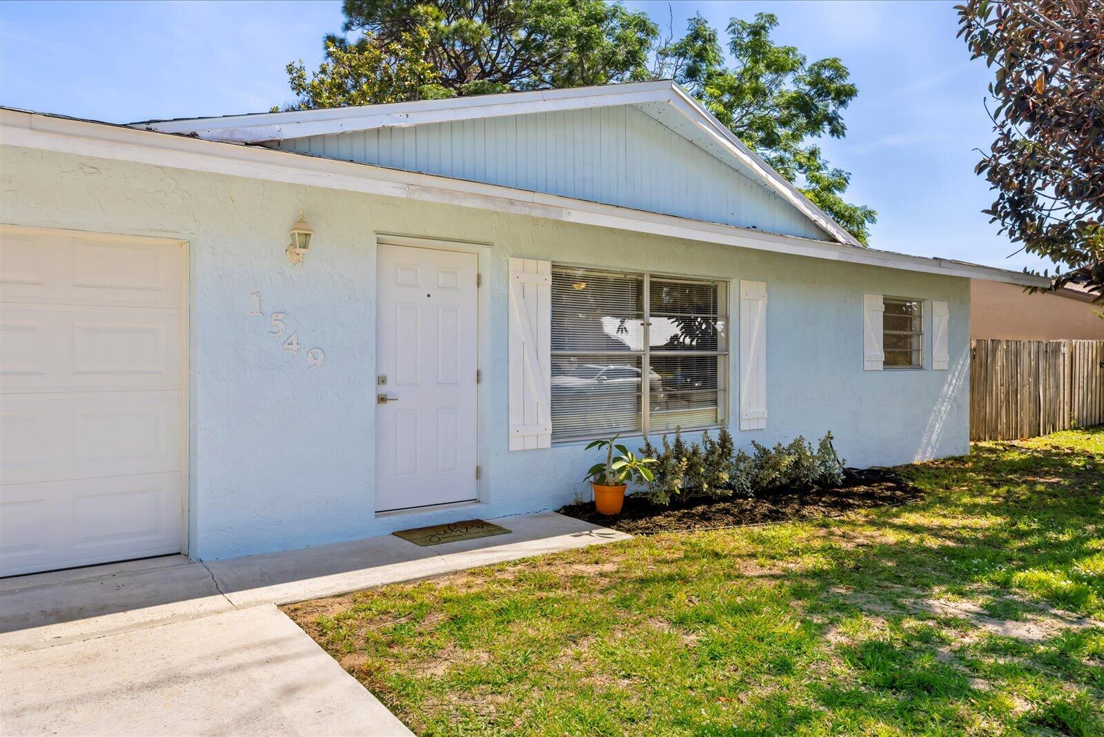 1549 Se Minorca Avenue Property Photo 3