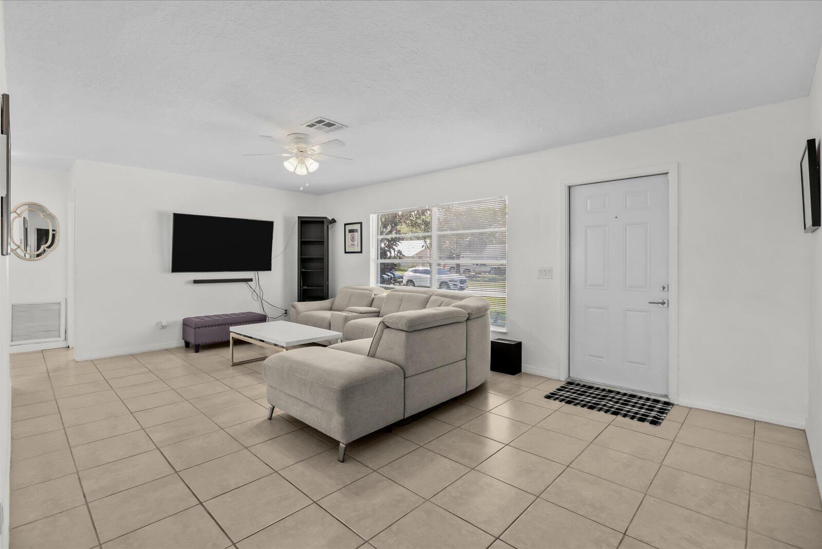 1549 Se Minorca Avenue Property Photo 4