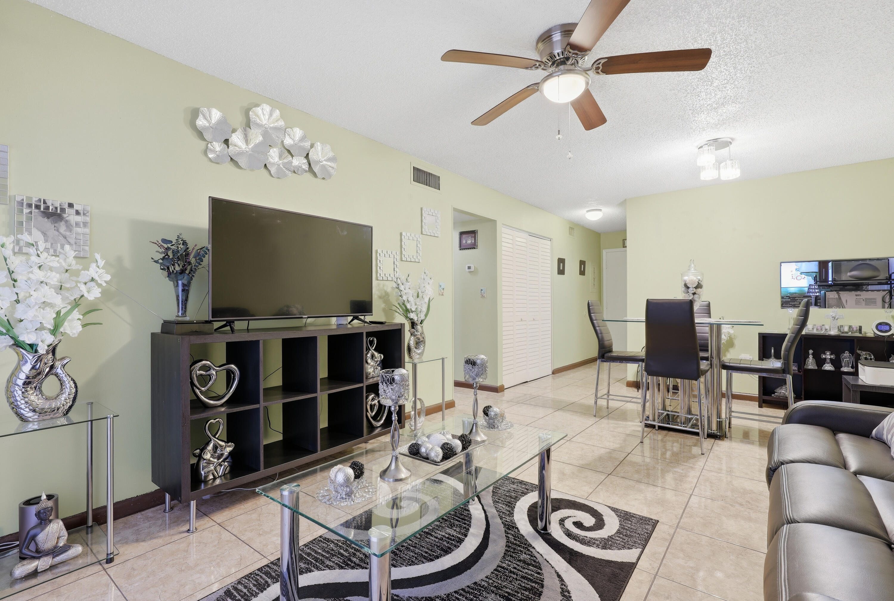 6074 Forest Hill Boulevard 101 Property Photo 7