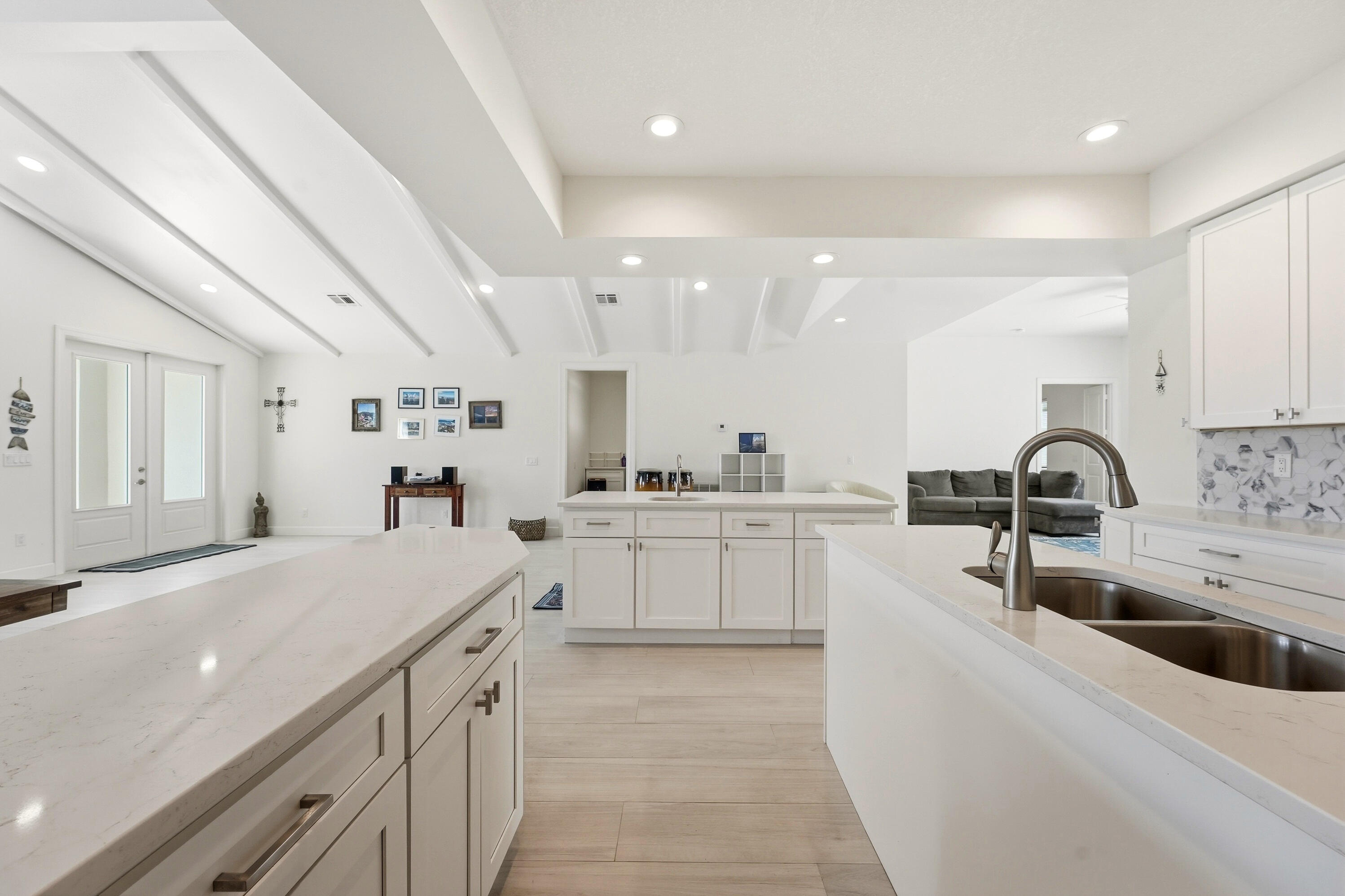 1123 Granada Property Photo 9