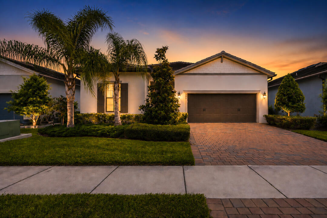 599 Se Villandry Way Property Photo 1