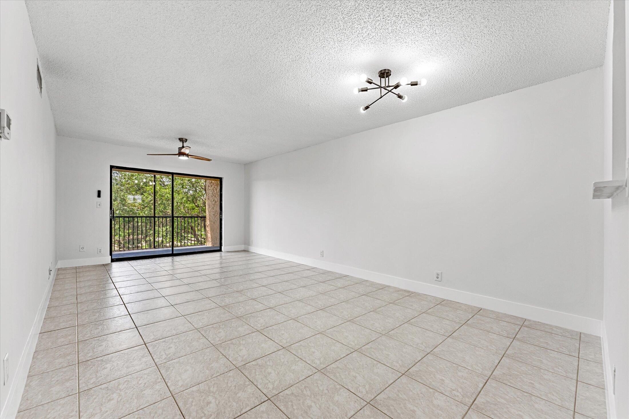 200 Jacaranda Country Club Drive 3c Property Photo 8