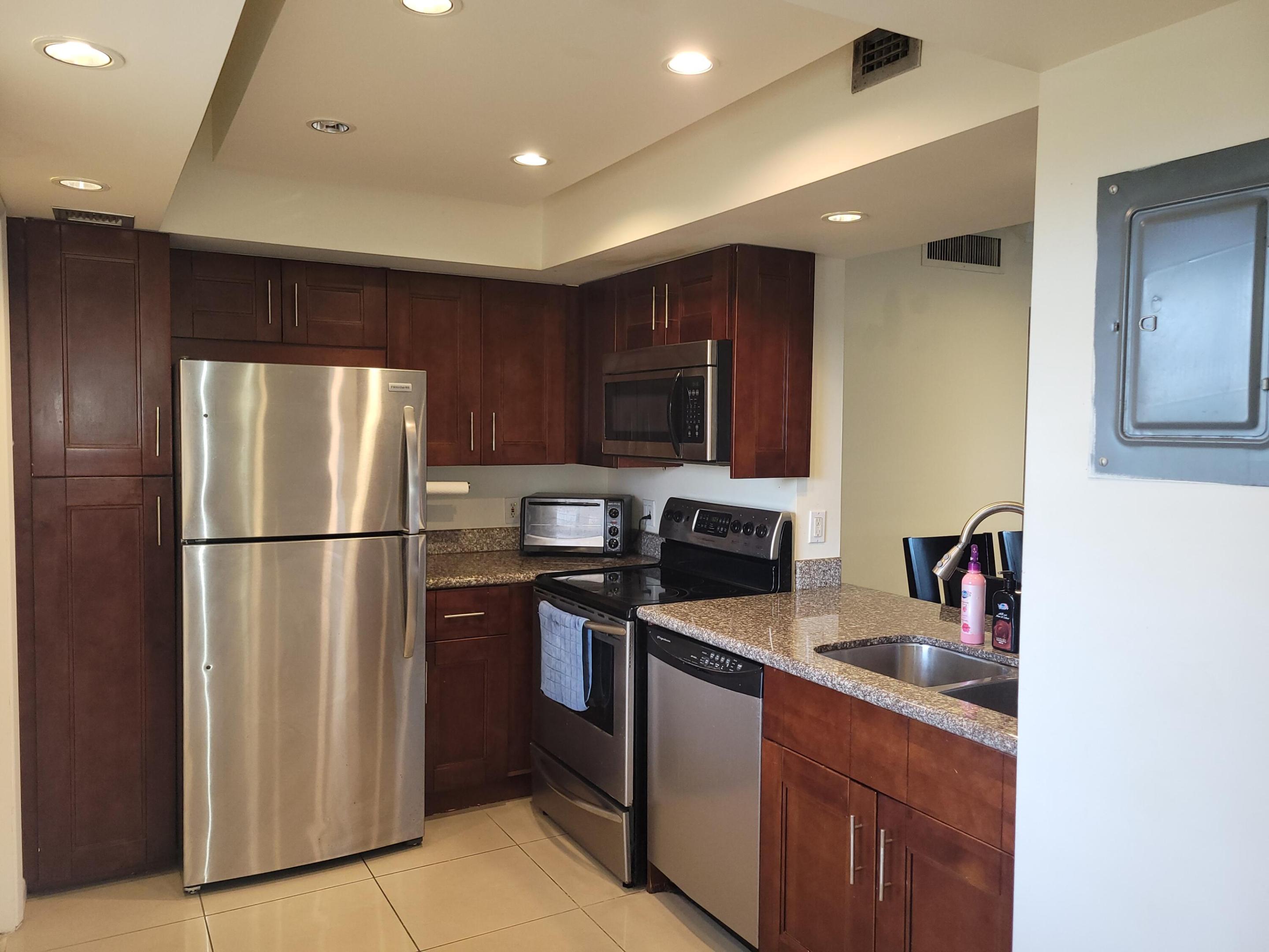 3050 N Palm Aire Drive 508 Property Photo 1