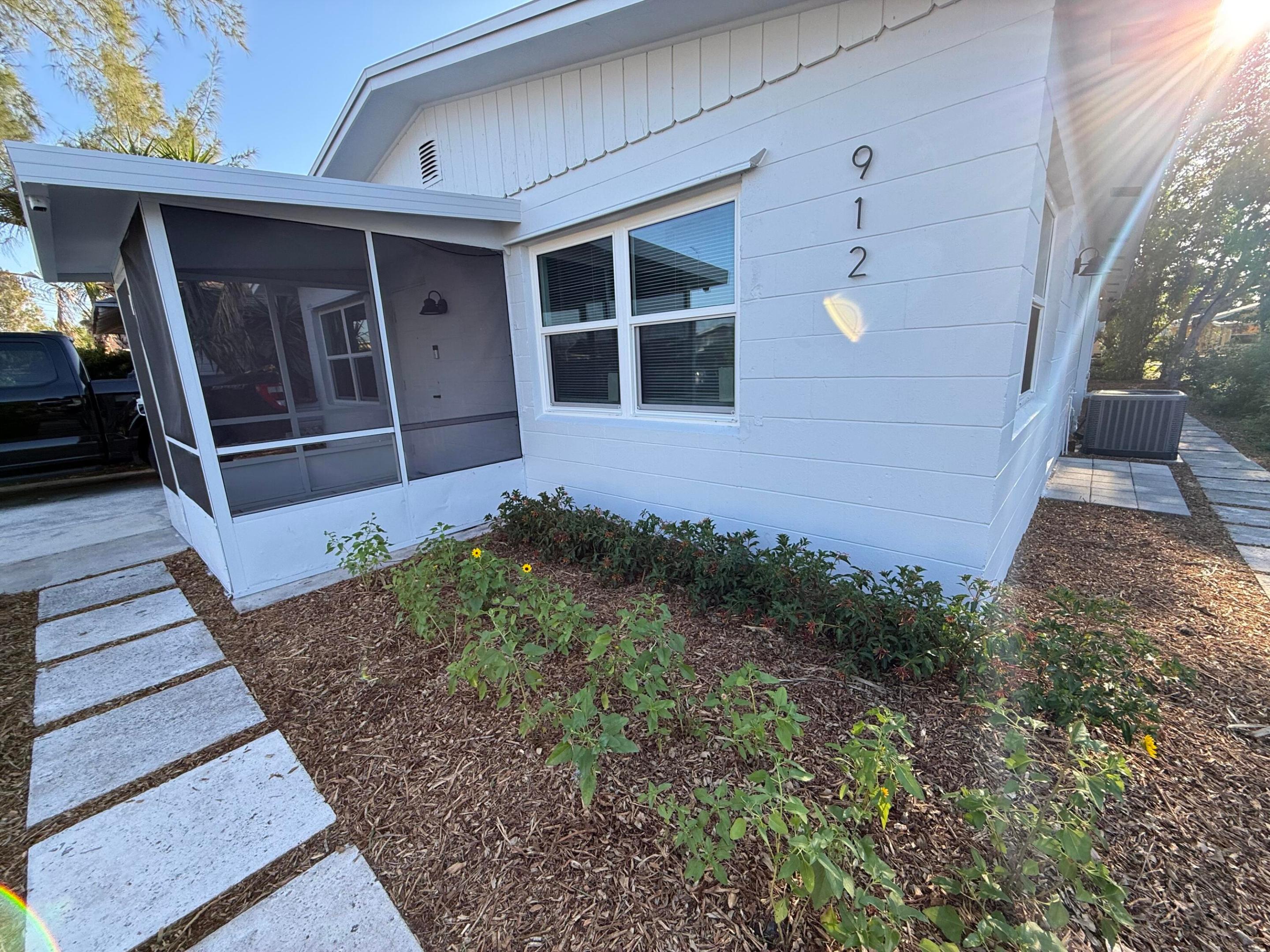 912 Se Tarpon Avenue Property Photo 2