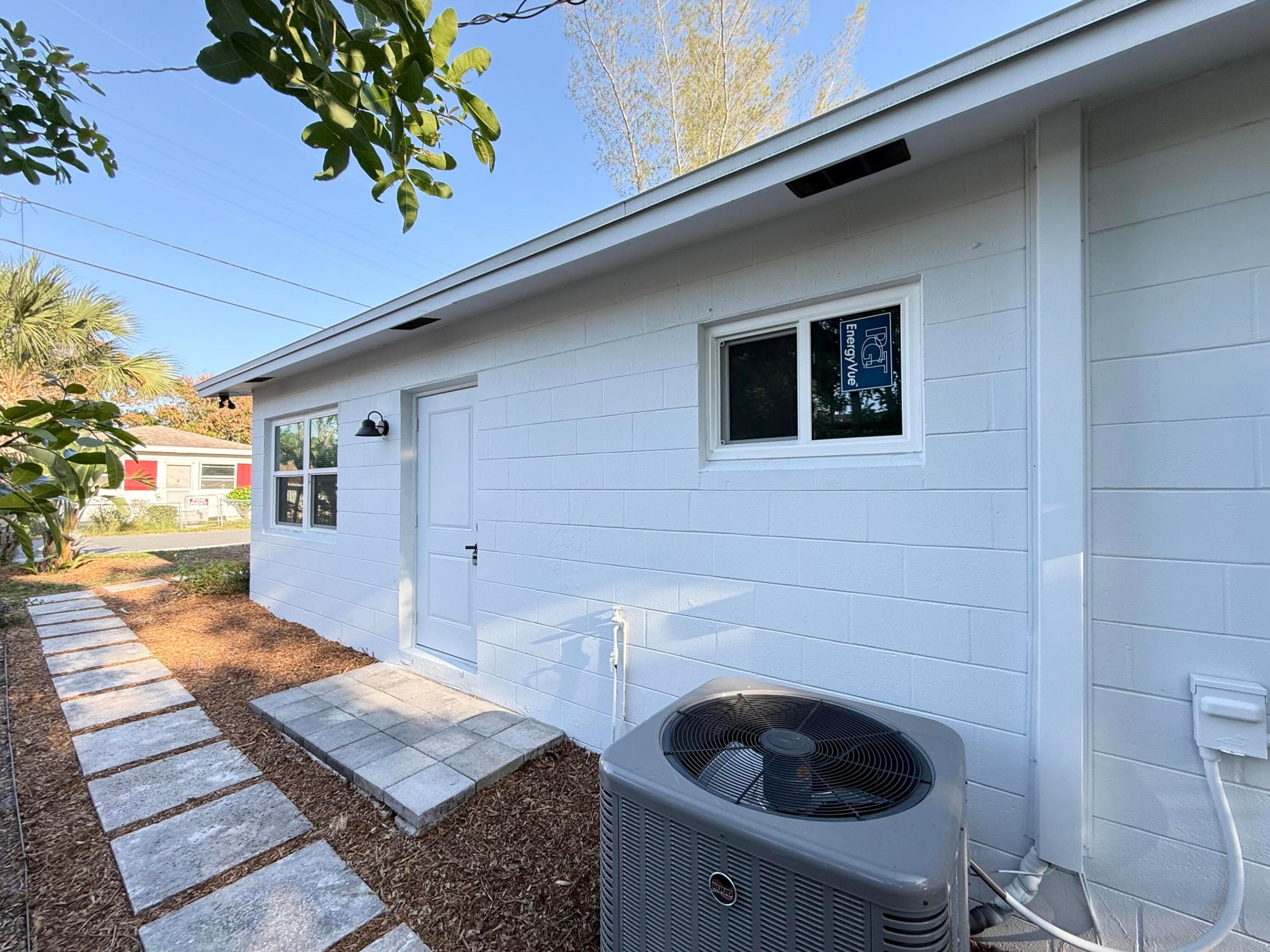 912 Se Tarpon Avenue Property Photo 3
