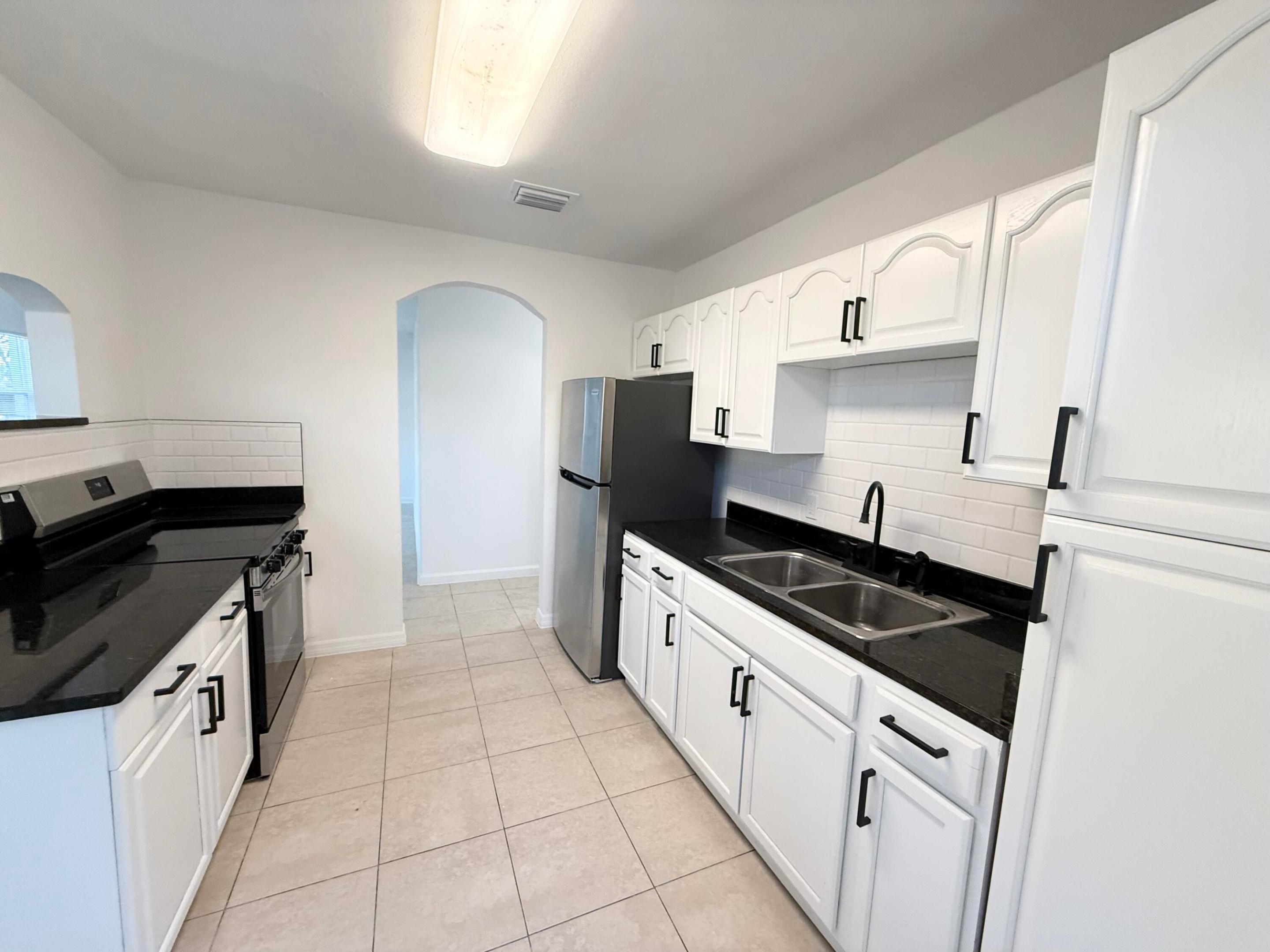 912 Se Tarpon Avenue Property Photo 4