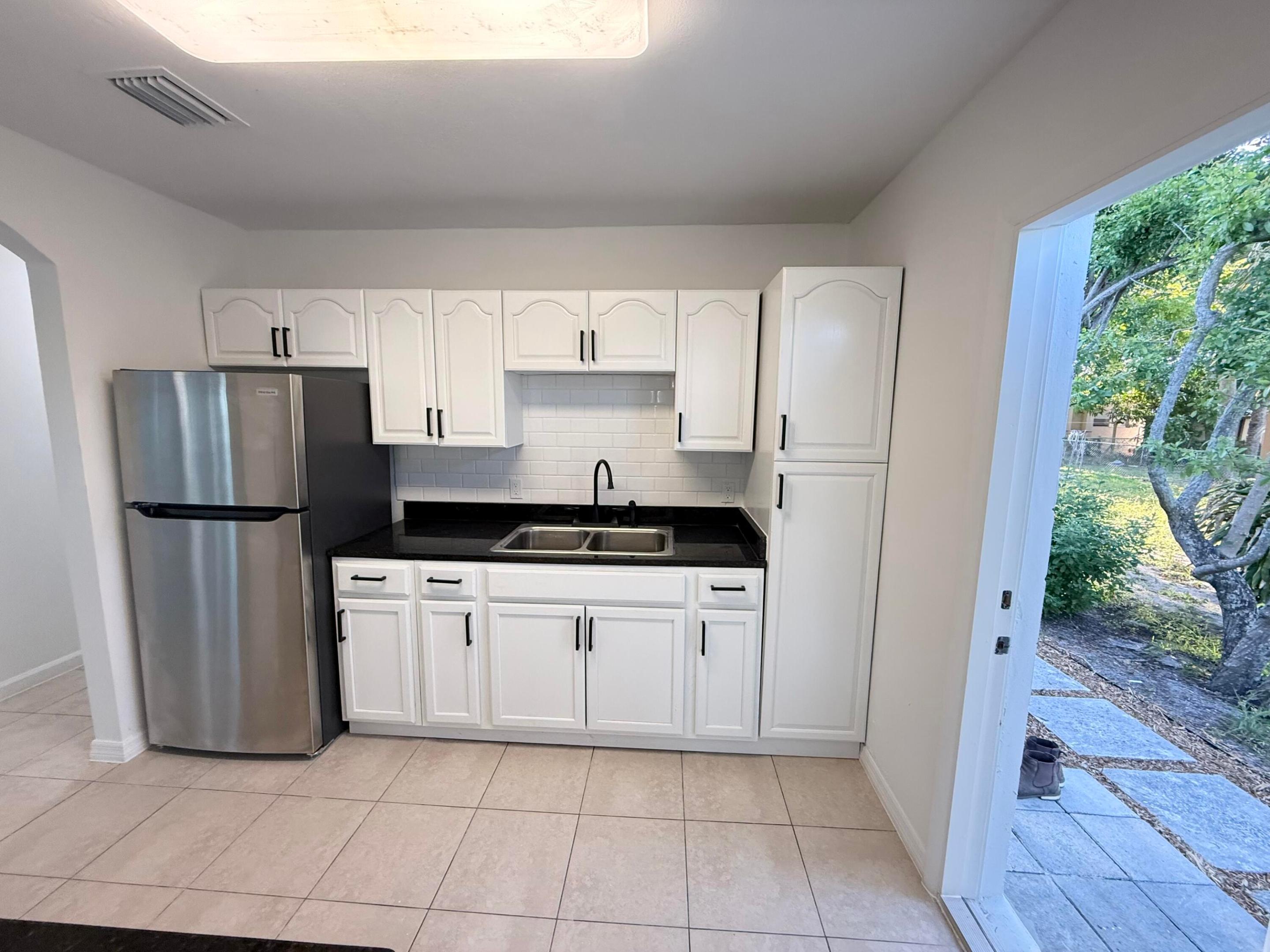 912 Se Tarpon Avenue Property Photo 6