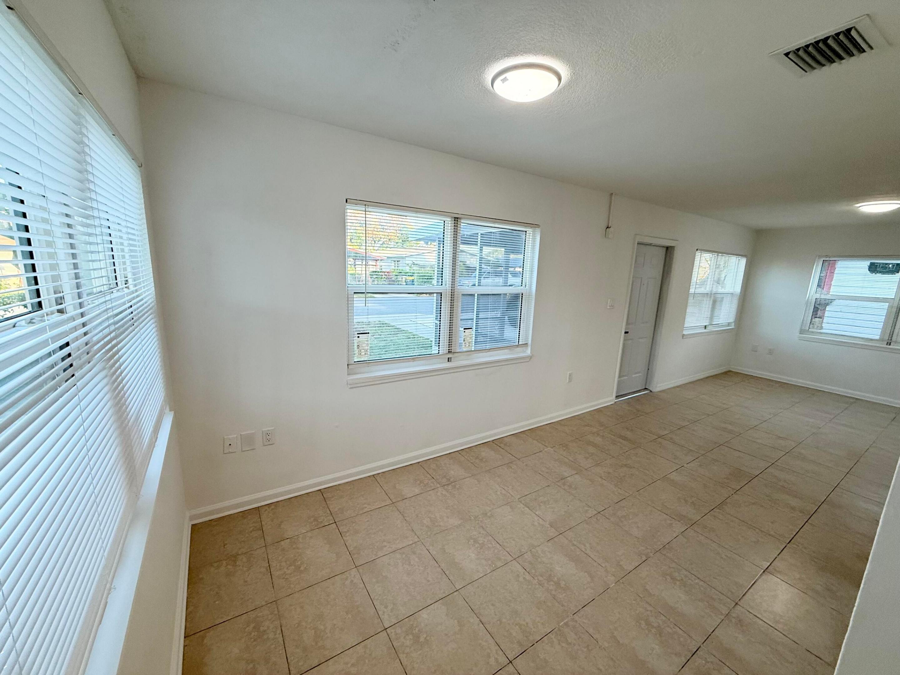 912 Se Tarpon Avenue Property Photo 8
