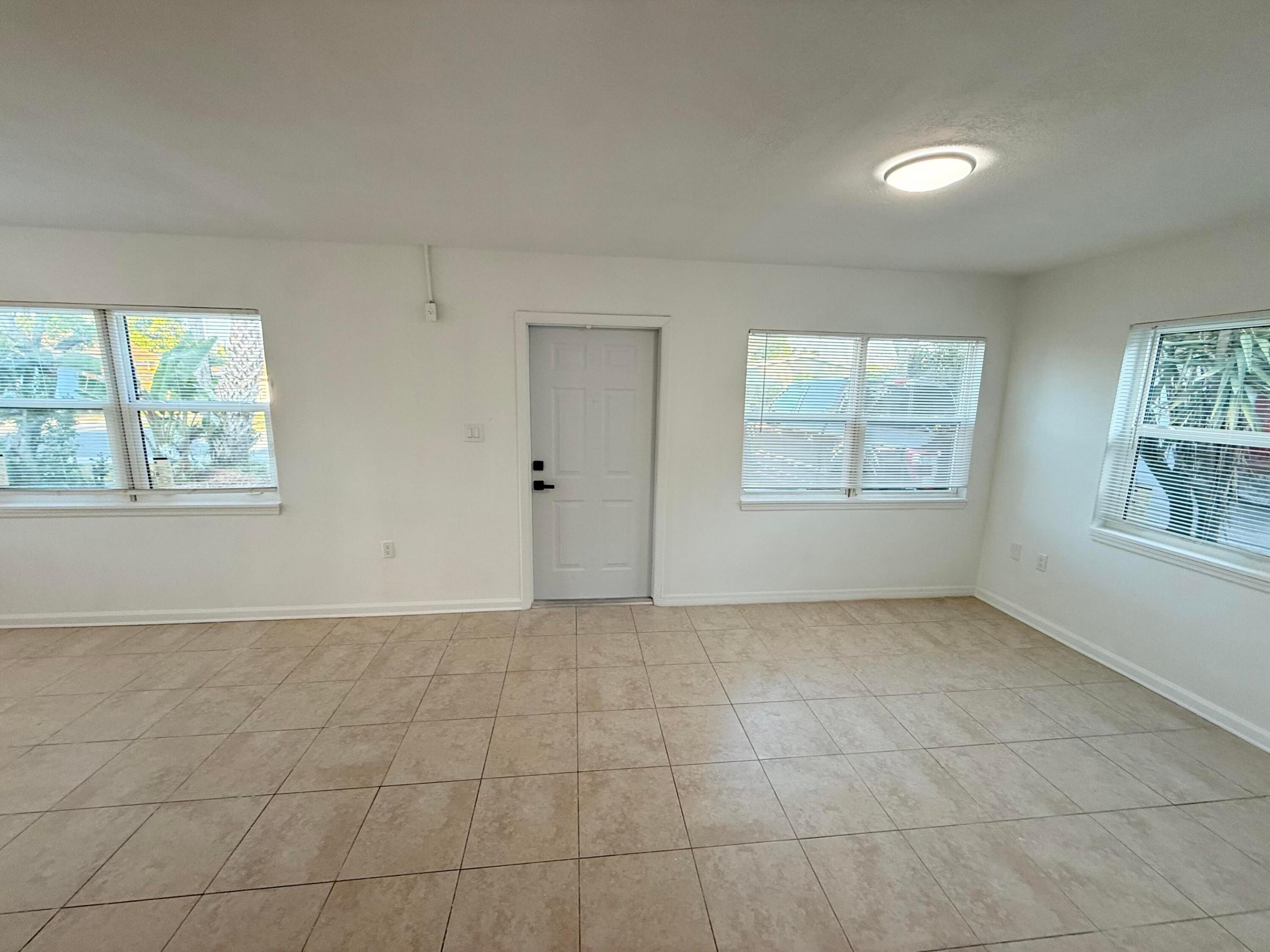 912 Se Tarpon Avenue Property Photo 9
