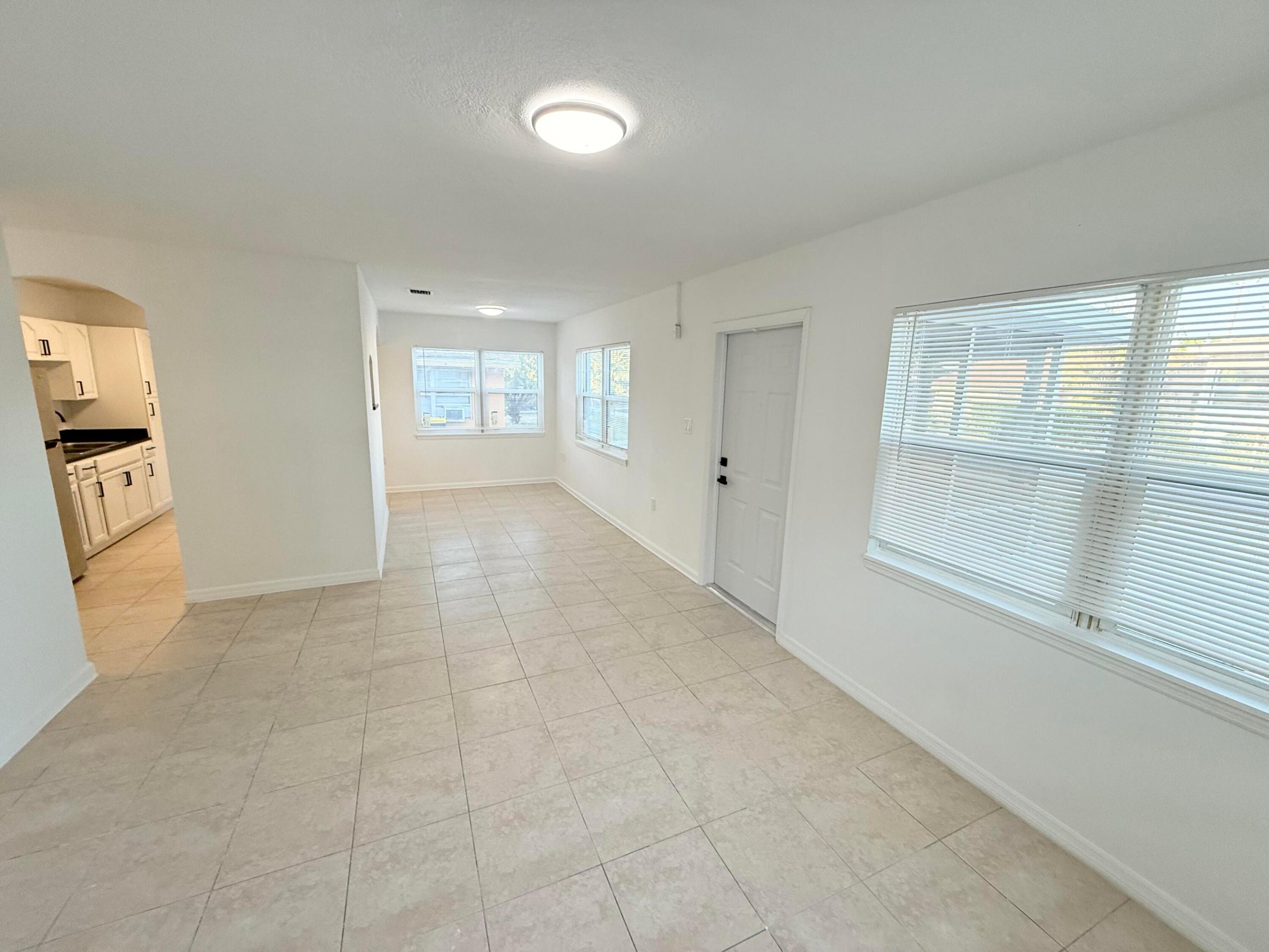 912 Se Tarpon Avenue Property Photo 10