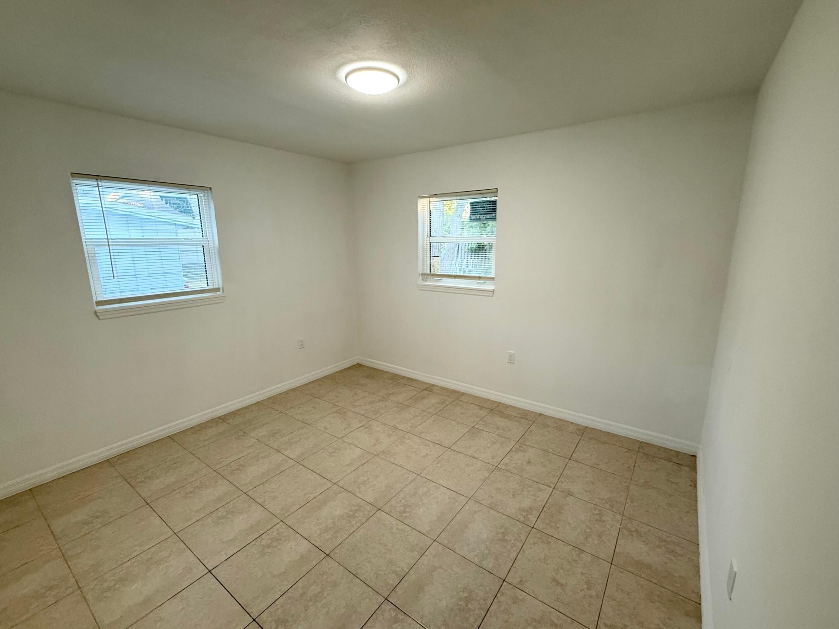 912 Se Tarpon Avenue Property Photo 13