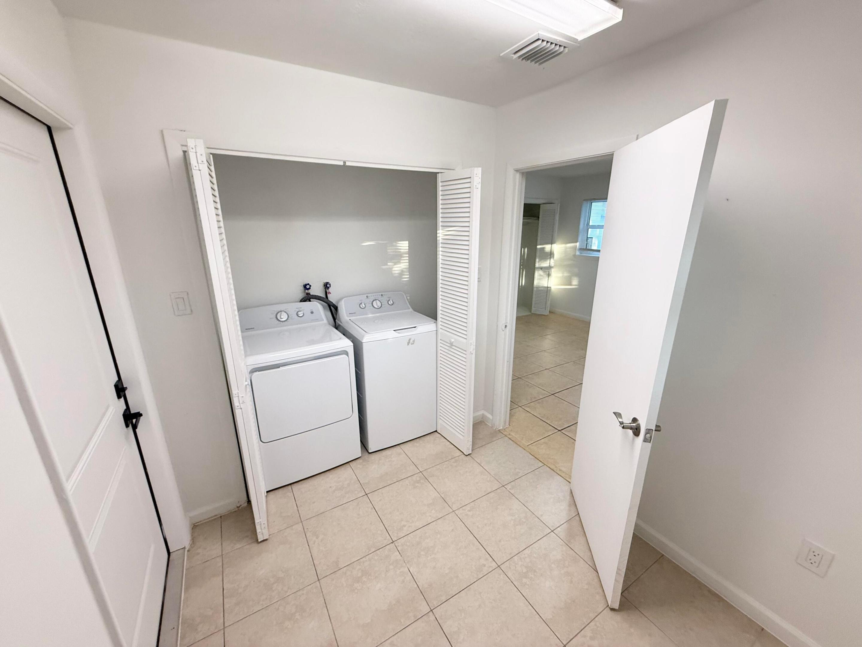 912 Se Tarpon Avenue Property Photo 21