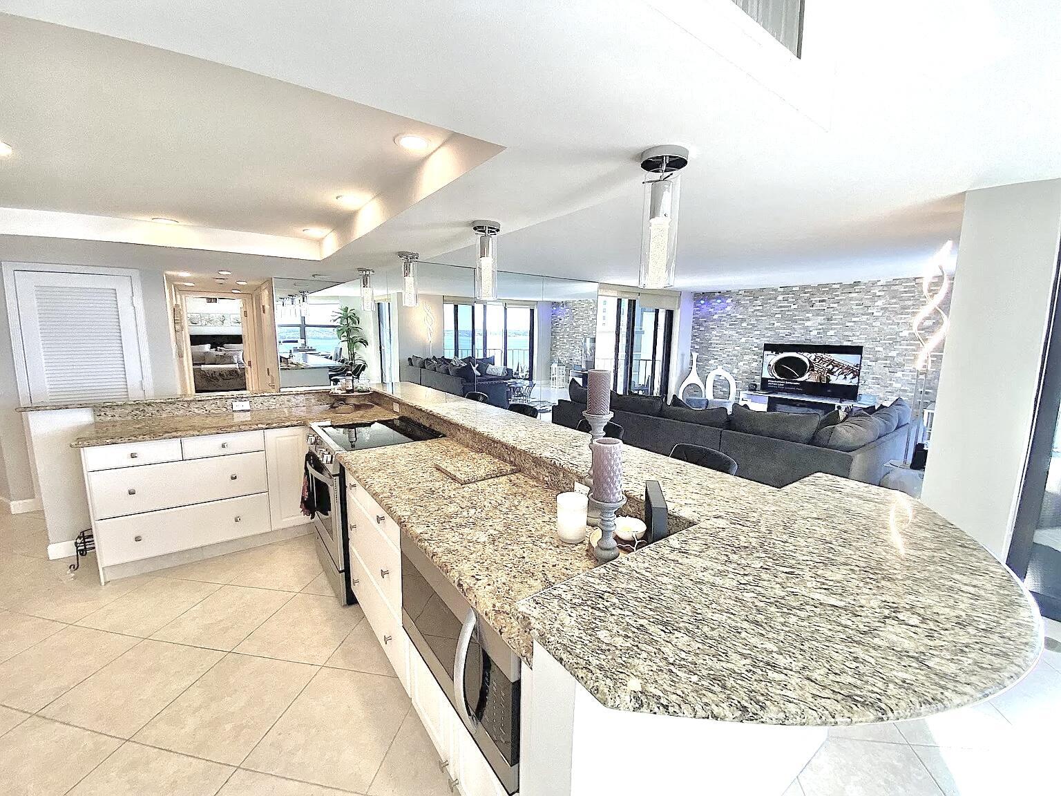 5420 N Ocean Drive 906 Property Photo 3