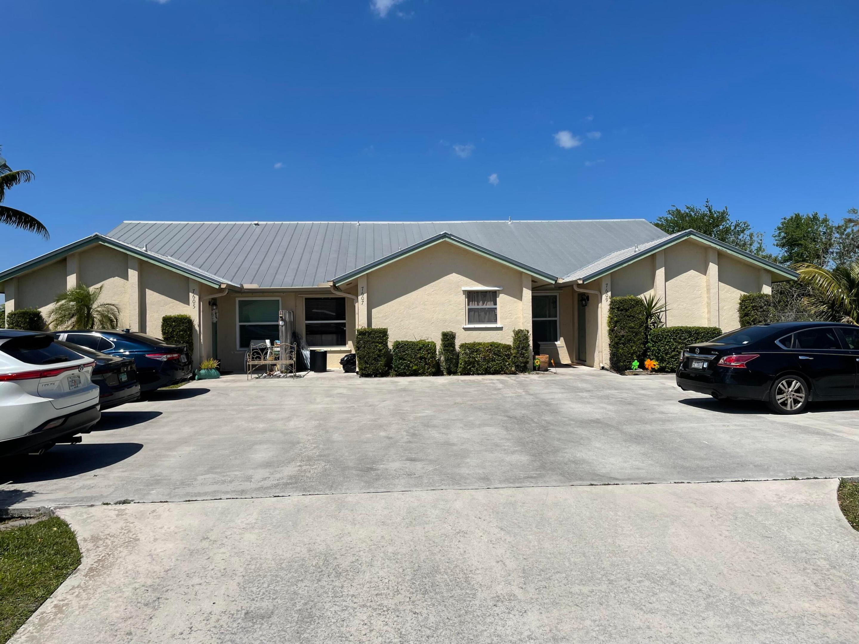 7607 Se Hobe Terrace Property Photo 1