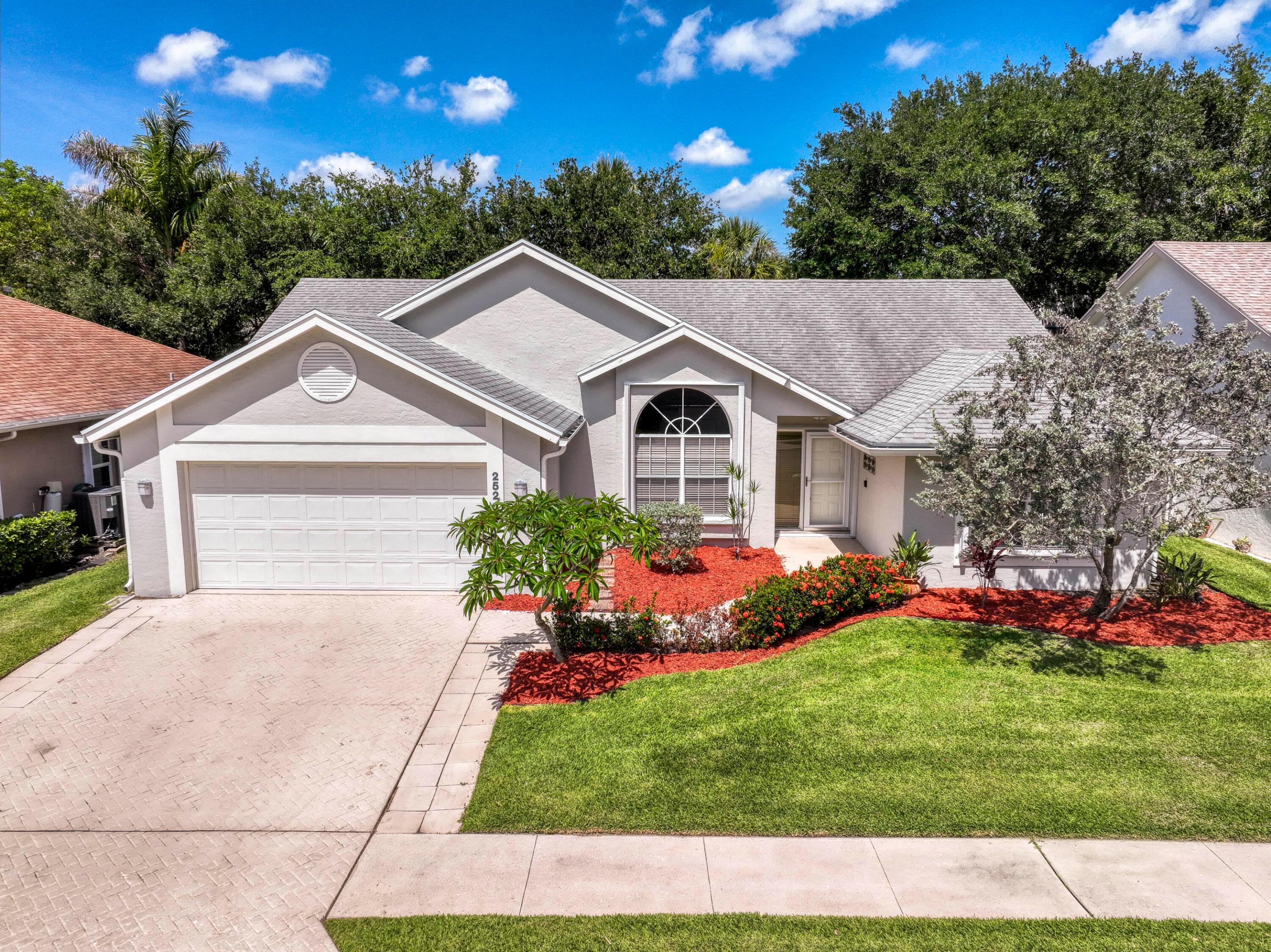 252 Moccasin Trail W Property Photo 1