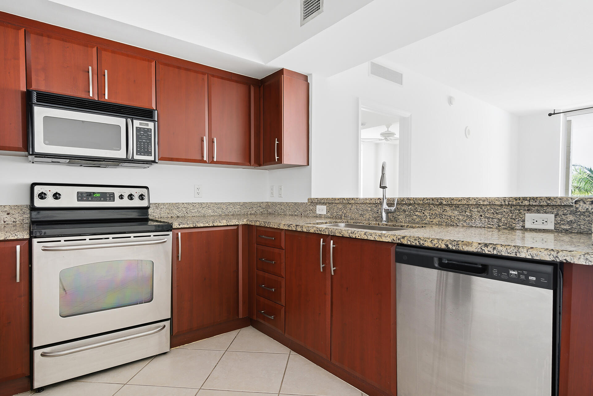 403 S Sapodilla Avenue 218 Property Photo 3