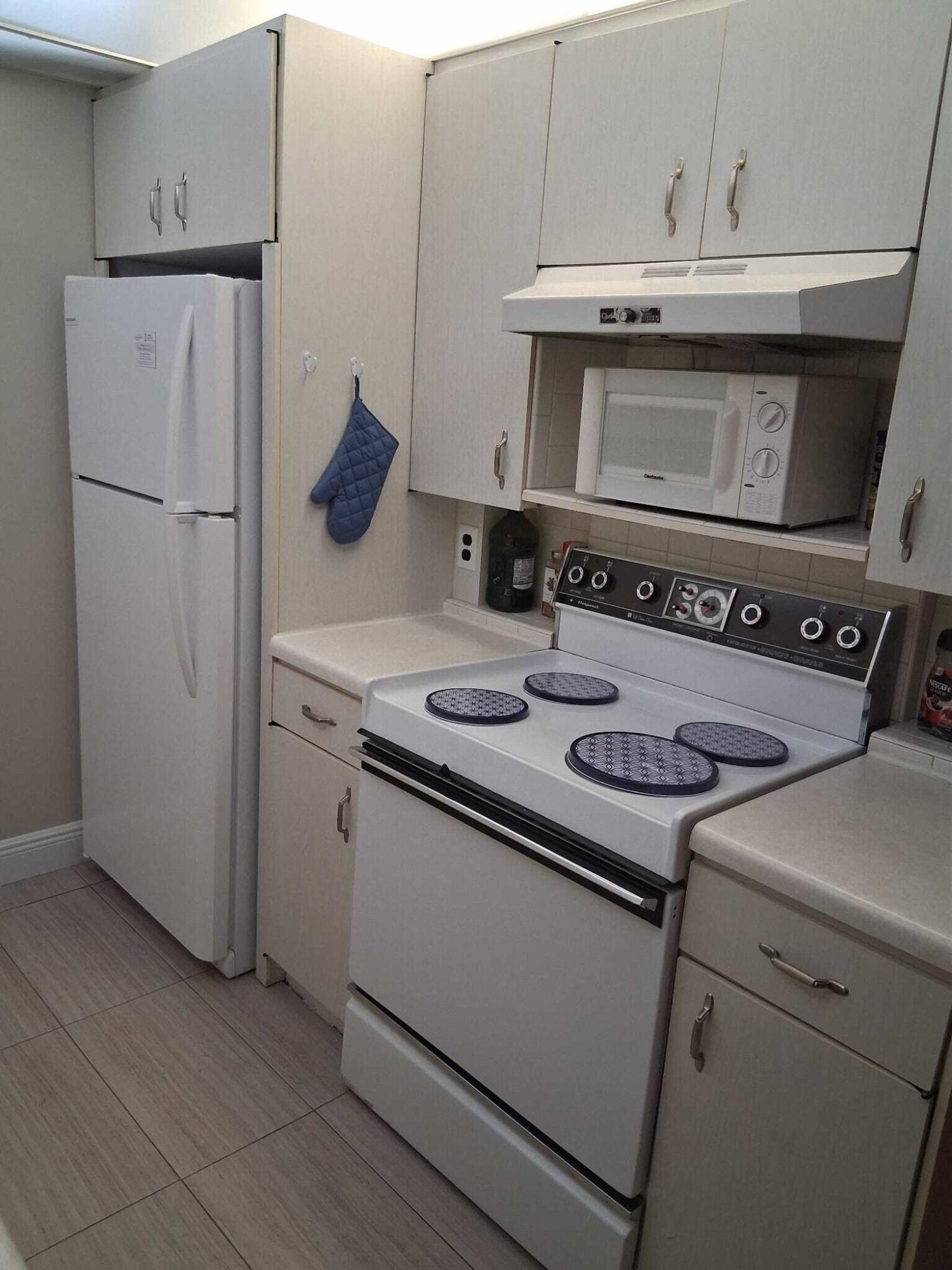 4023 Newport H Property Photo 4