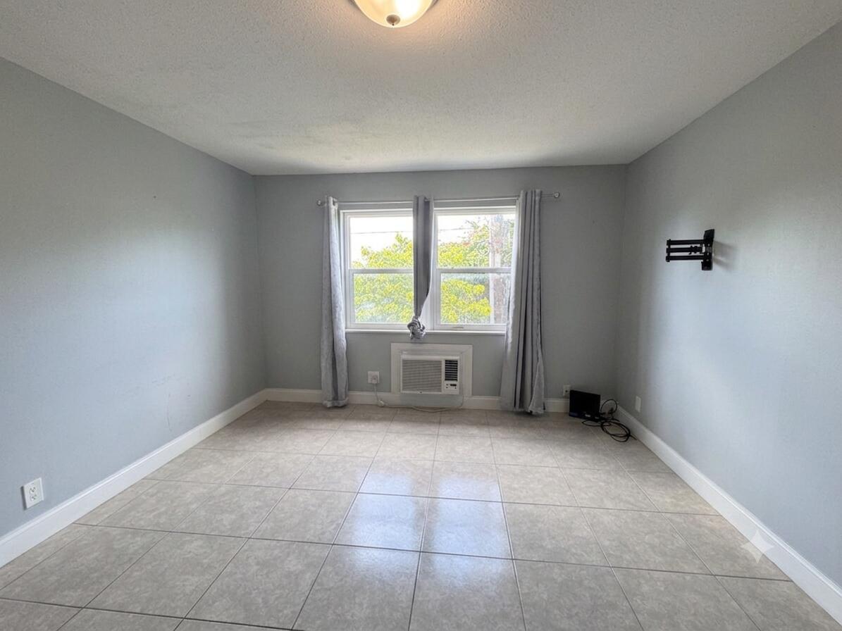 1150 E Sample Road 204 Property Photo 4
