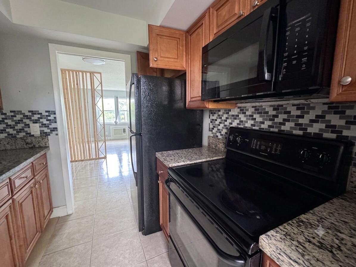 1150 E Sample Road 204 Property Photo 8