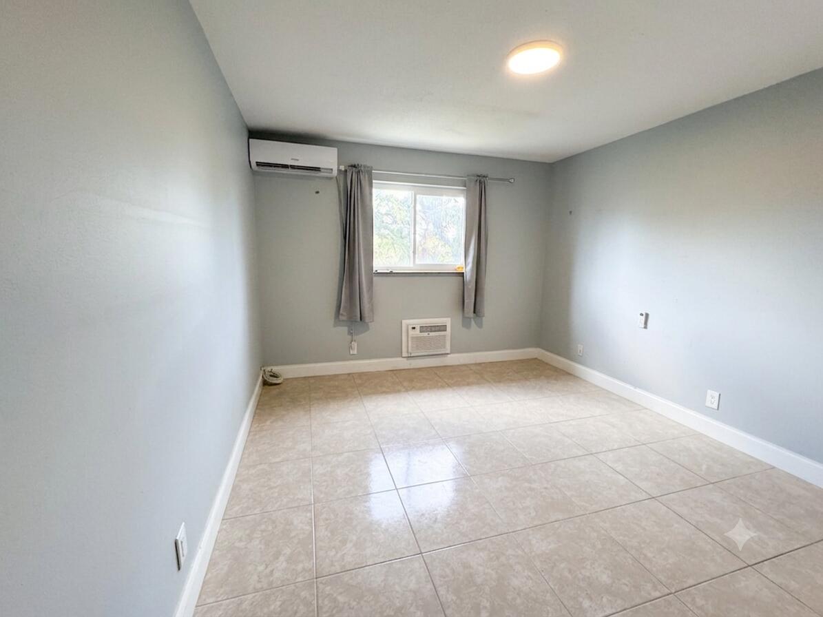 1150 E Sample Road 204 Property Photo 9