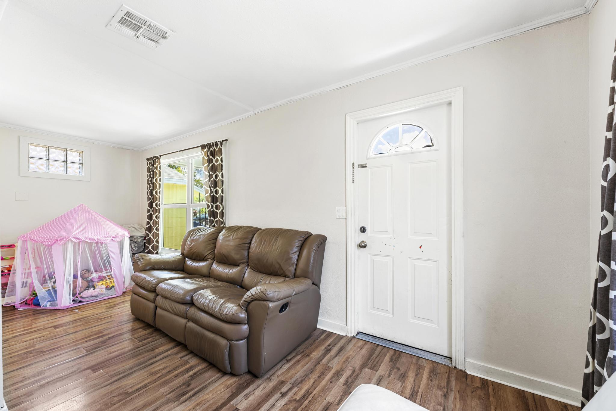 518 N C Street Property Photo 6