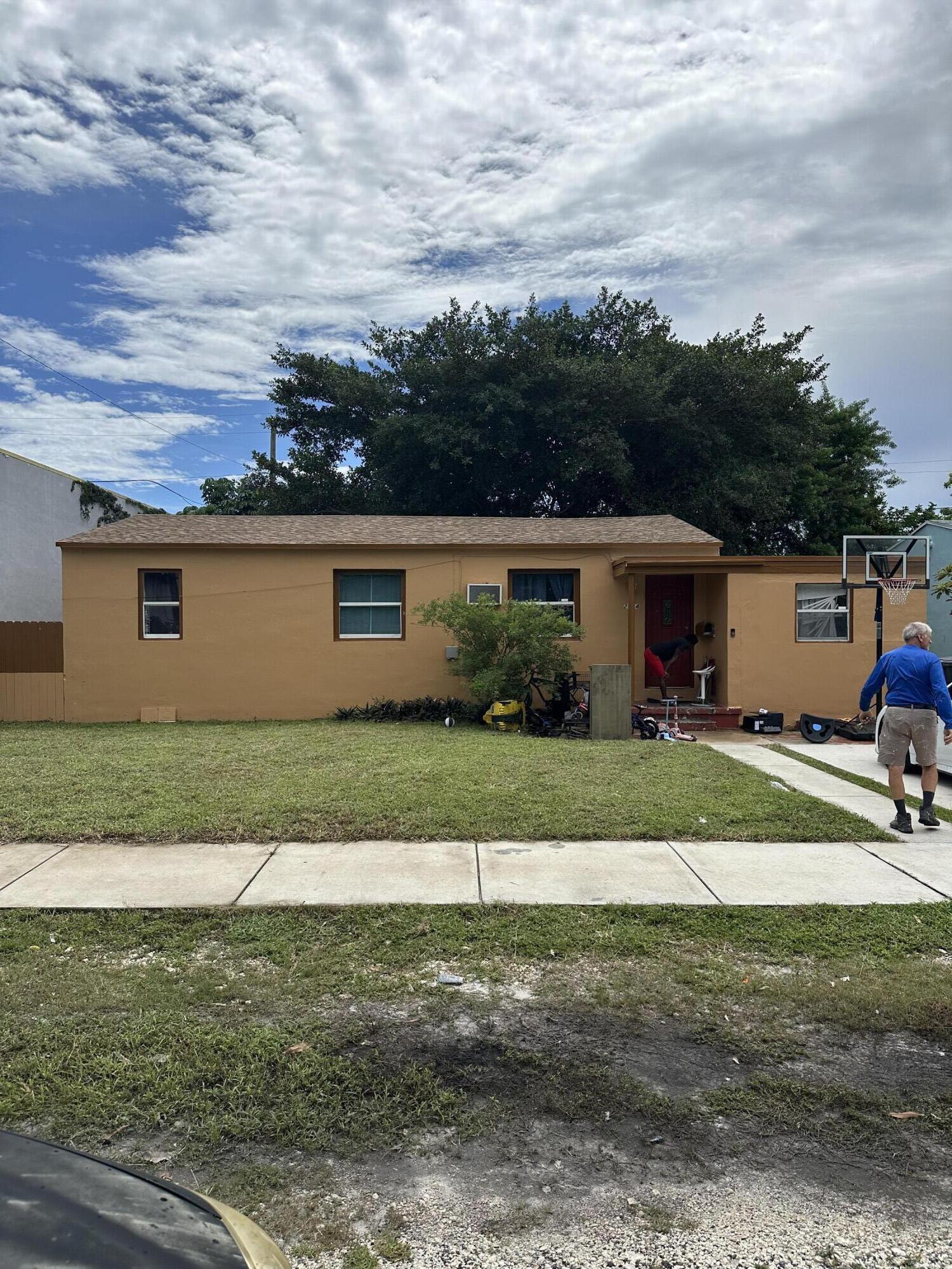 2114 Dewey Street