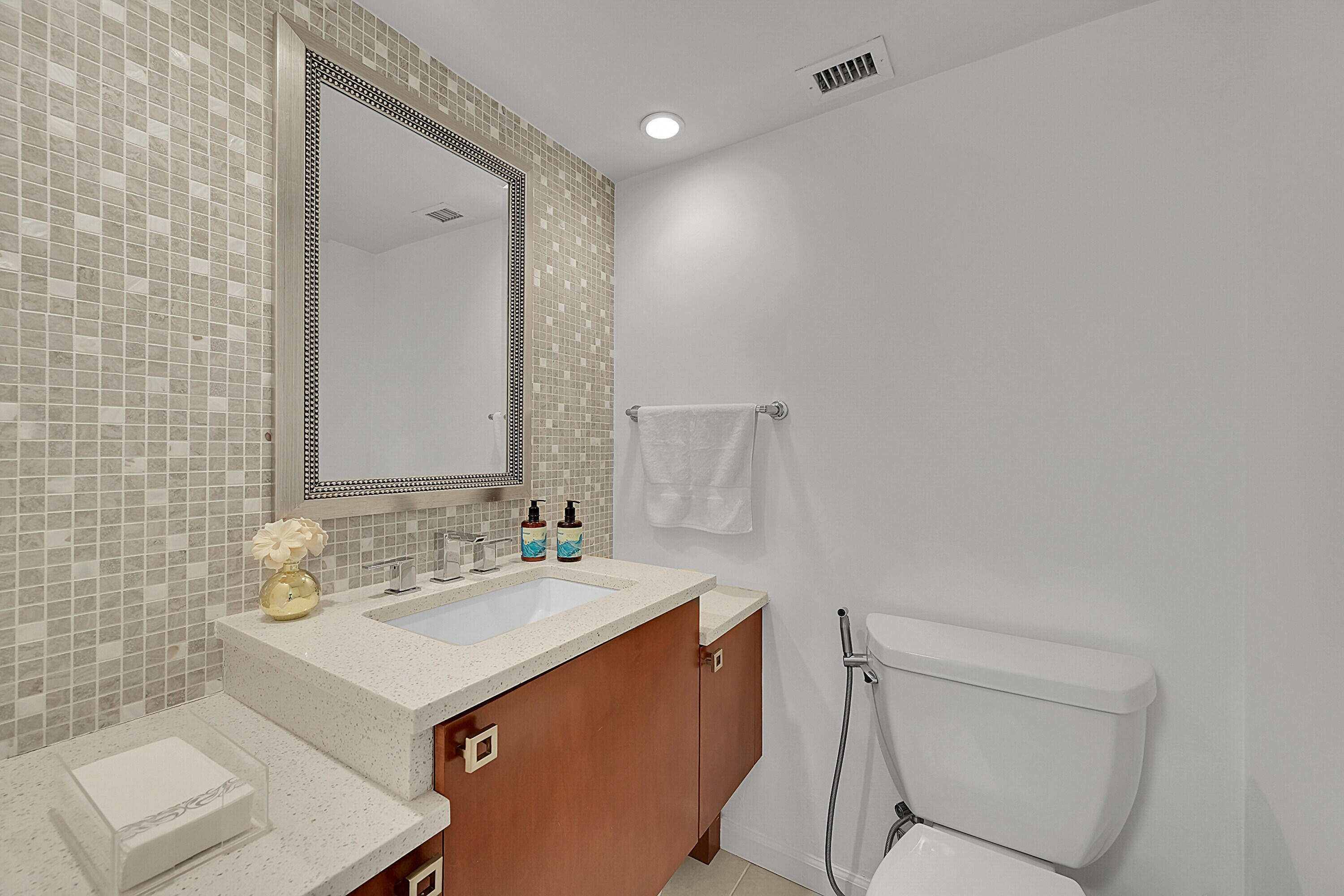 2871 N Ocean Boulevard D302 Property Photo 18