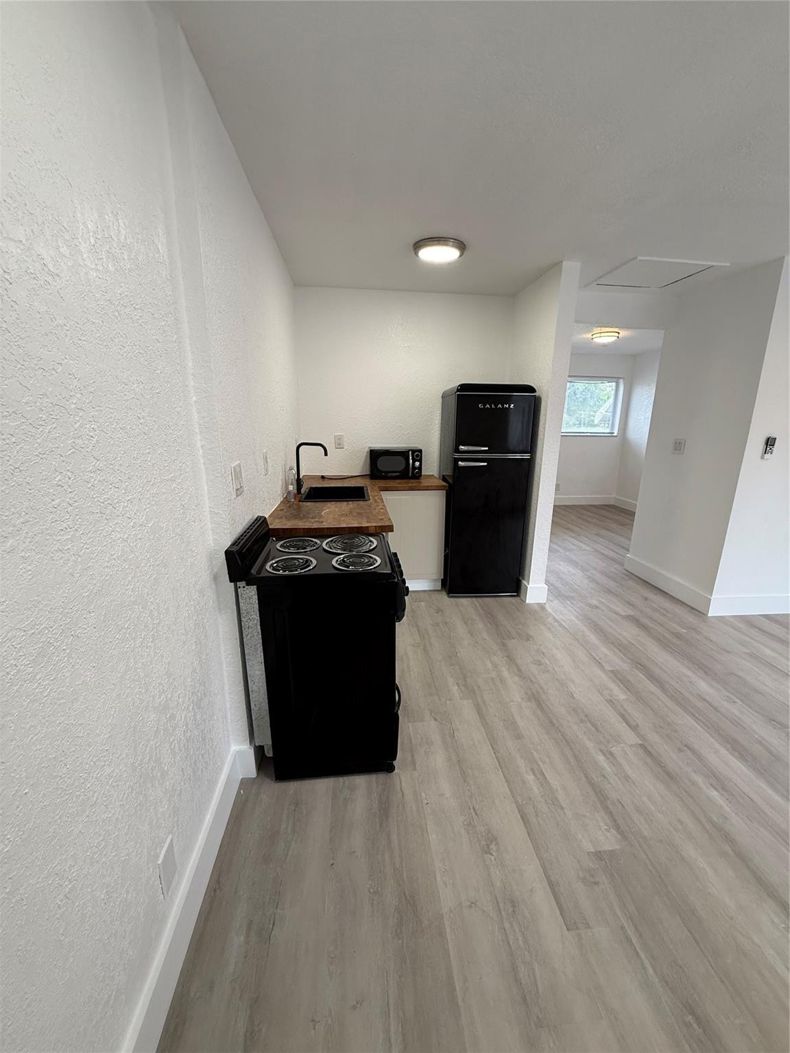 2213 Lincoln Street Property Photo 2