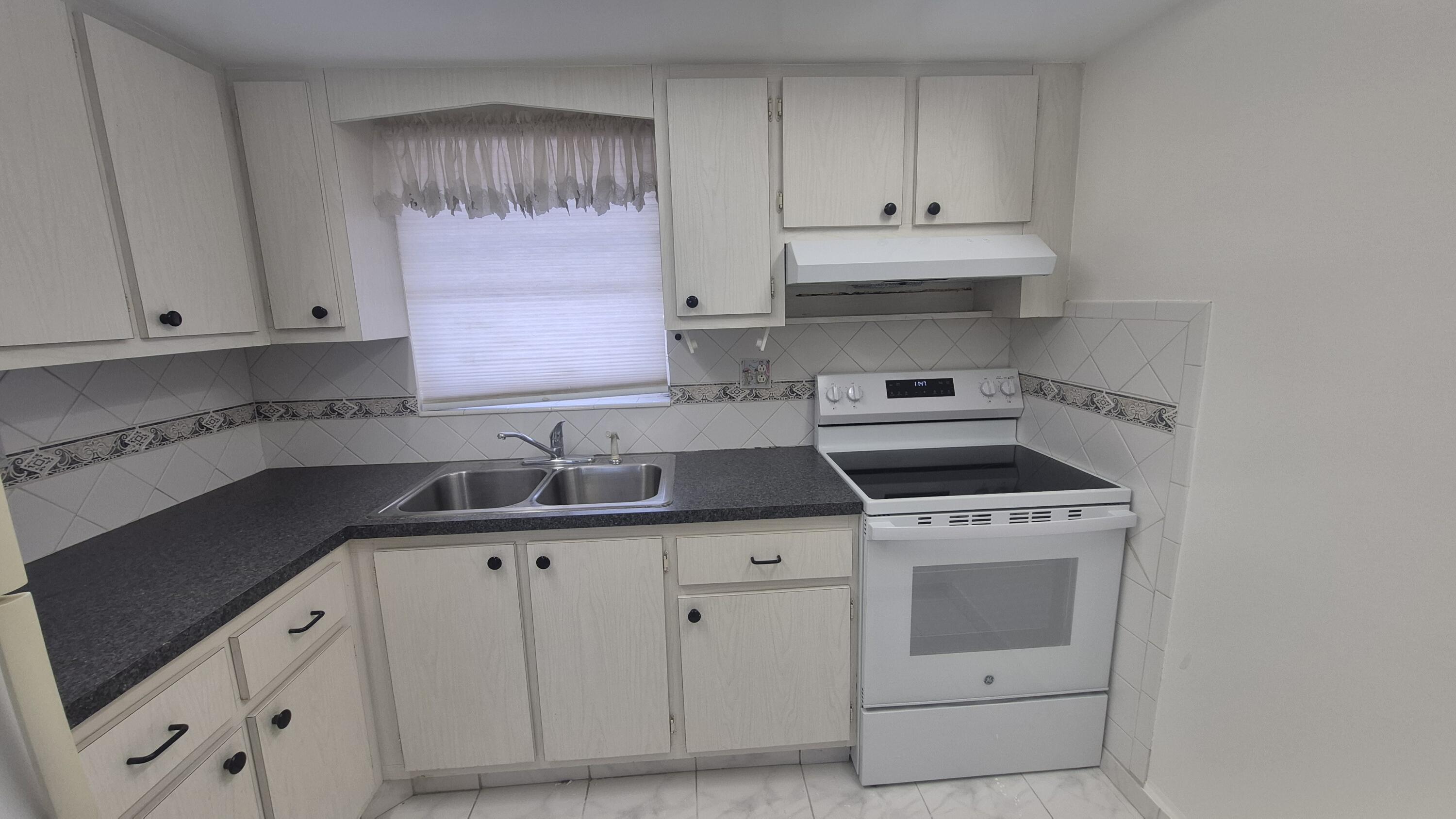2805 Crosley Drive E Apt E Property Photo 3