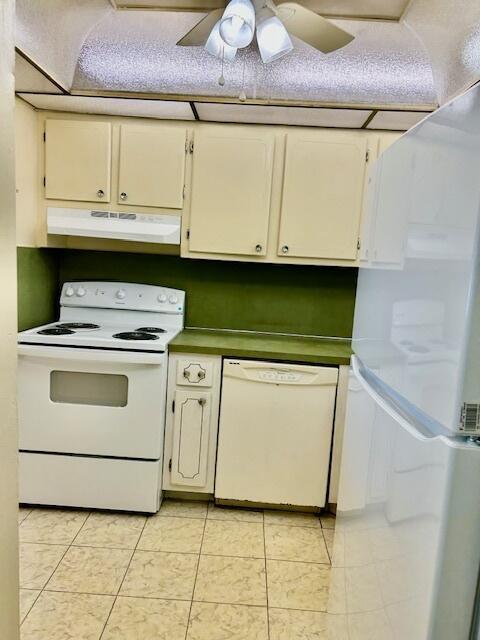 7960 Sunrise Lakes Drive N 205 Property Photo 3